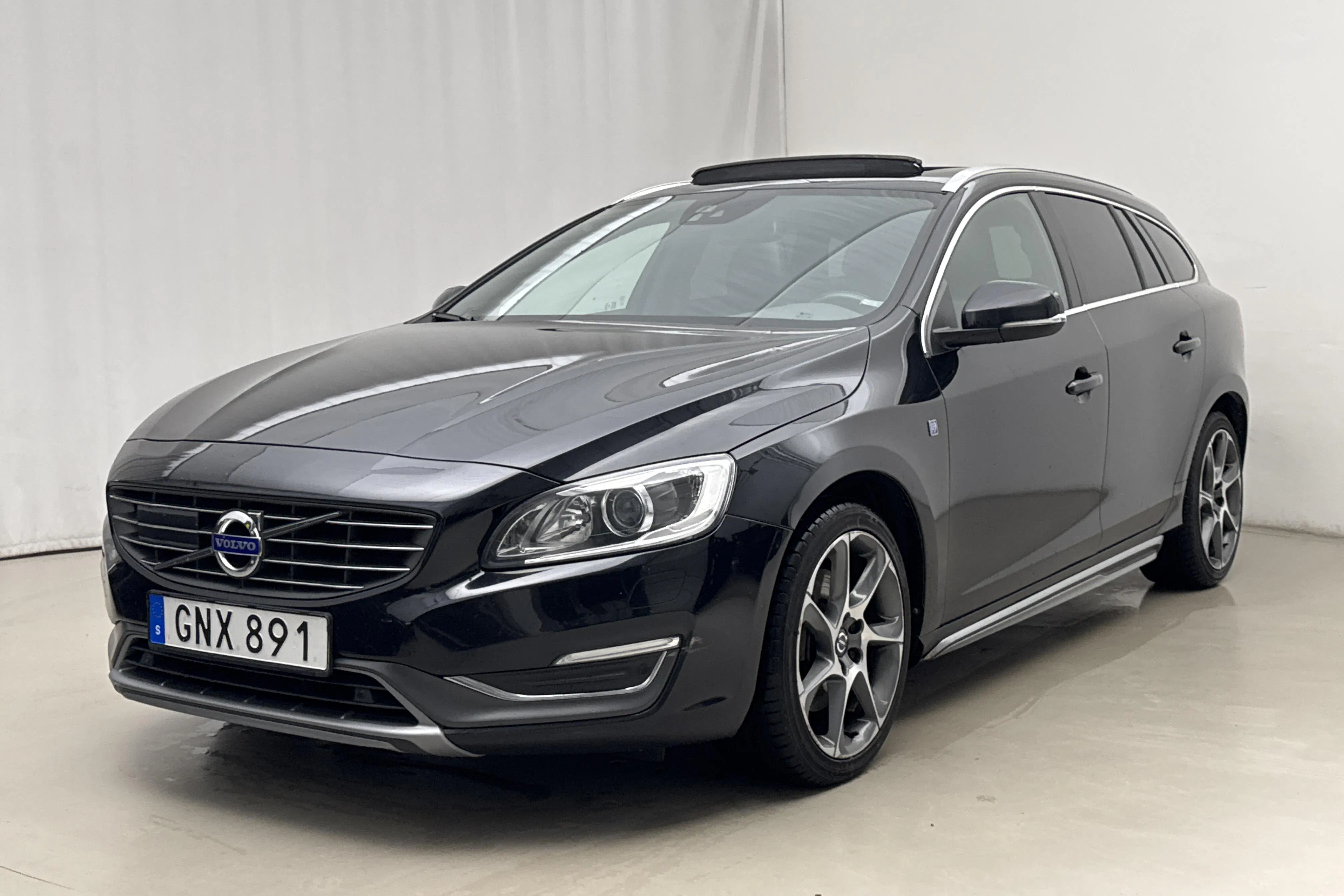 Presentation photo 1 of 22: Volvo V60 D4 AWD (181hk) - 191 330 km - Automatic - black - 2015