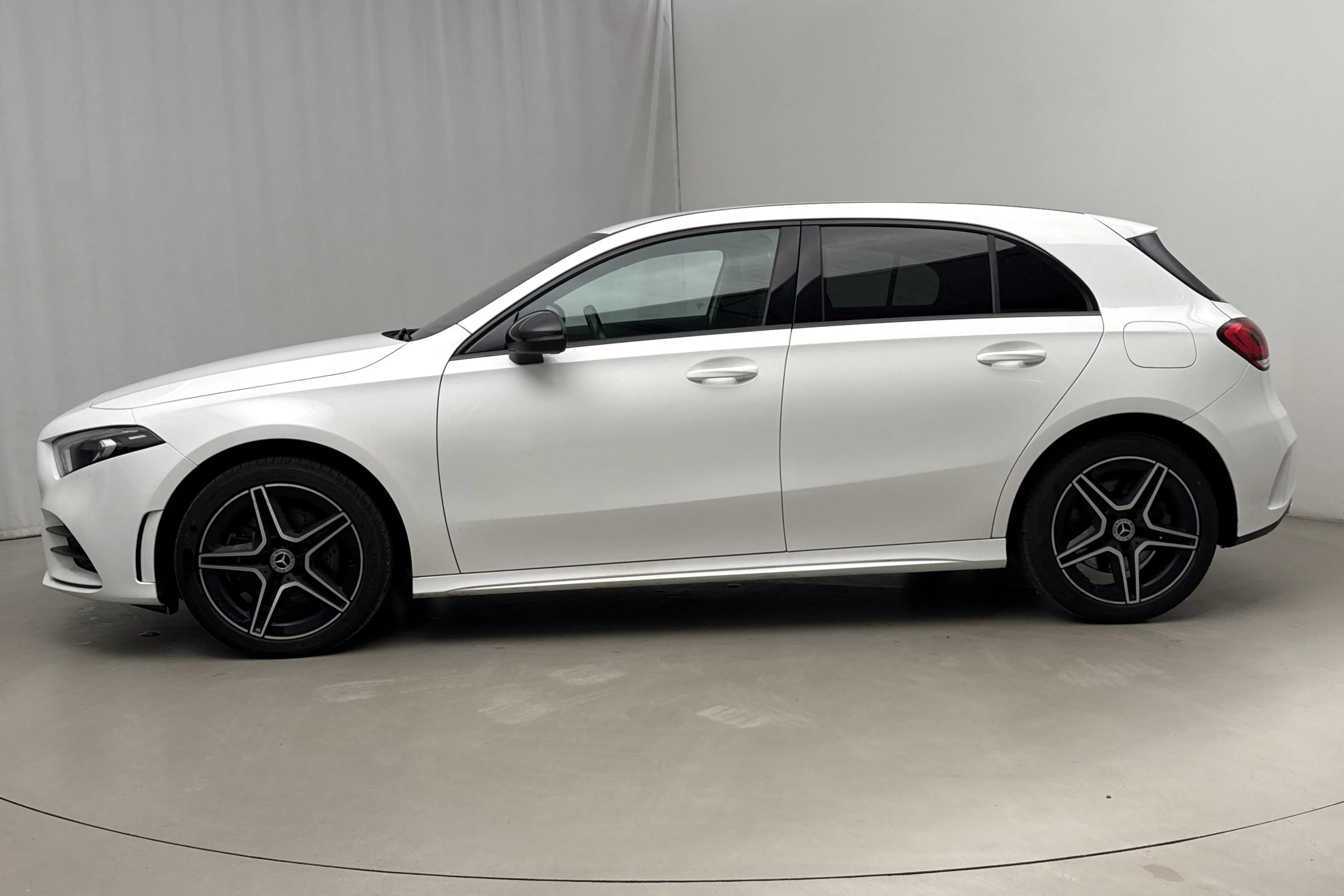 Presentationsfoto 2 av 20: Mercedes A 250 e 5dr W177 (218hk) - 8 695 mil - Automat - vit - 2022