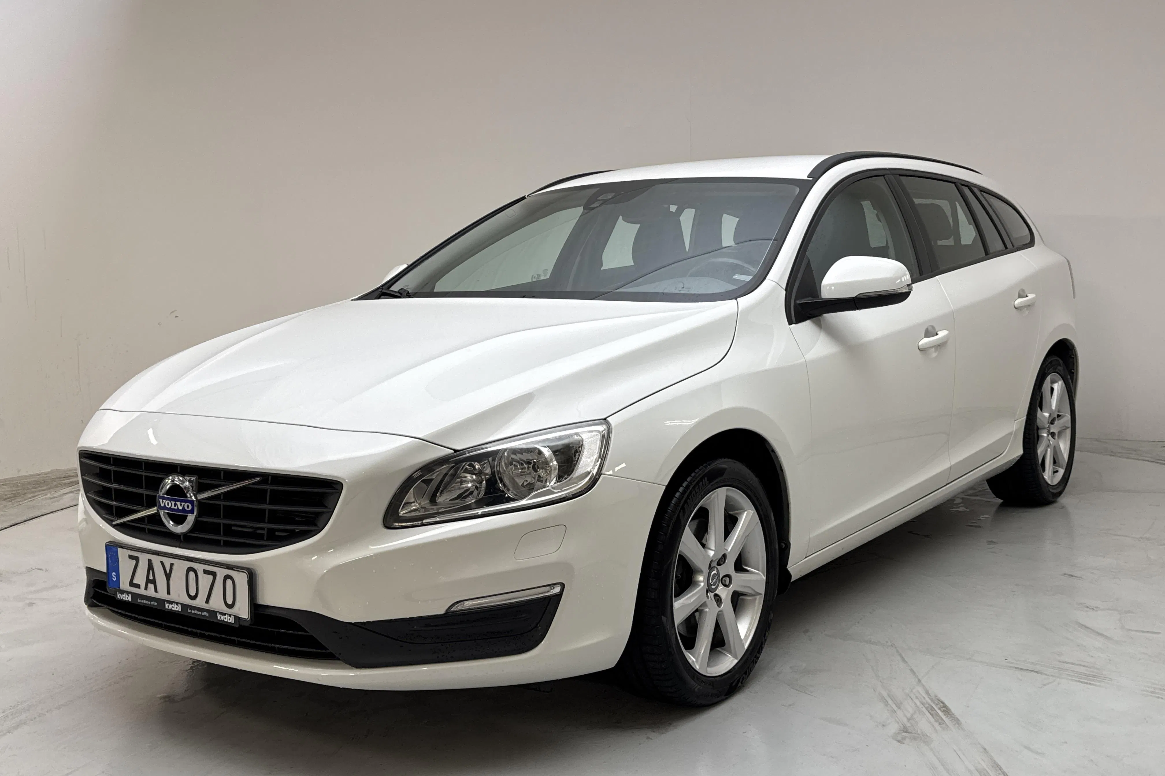Presentationsfoto 1 av 13: Volvo V60 T3 (152hk) - 11 116 mil - Manuell - vit - 2018
