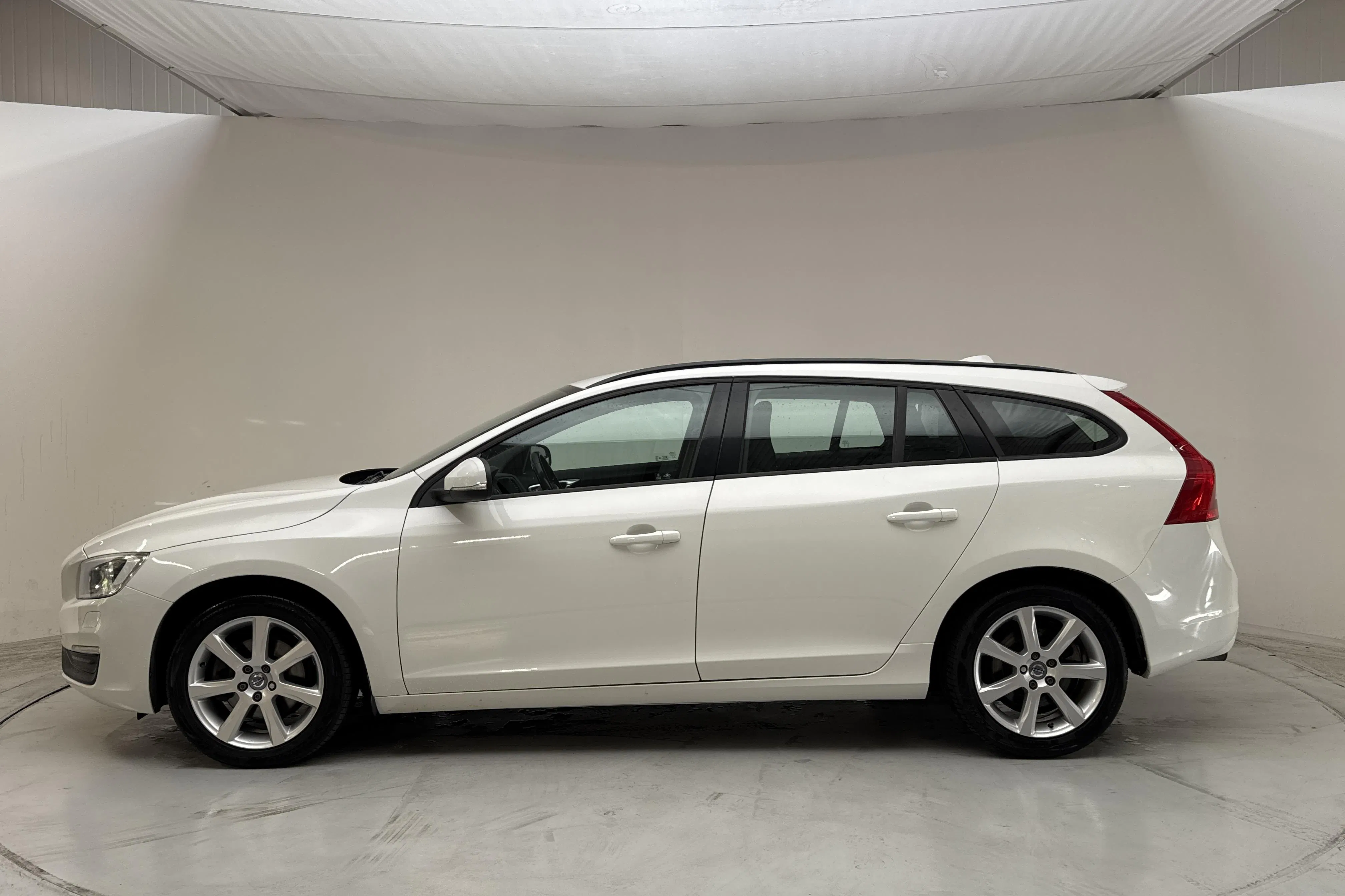 Presentationsfoto 2 av 13: Volvo V60 T3 (152hk) - 11 116 mil - Manuell - vit - 2018