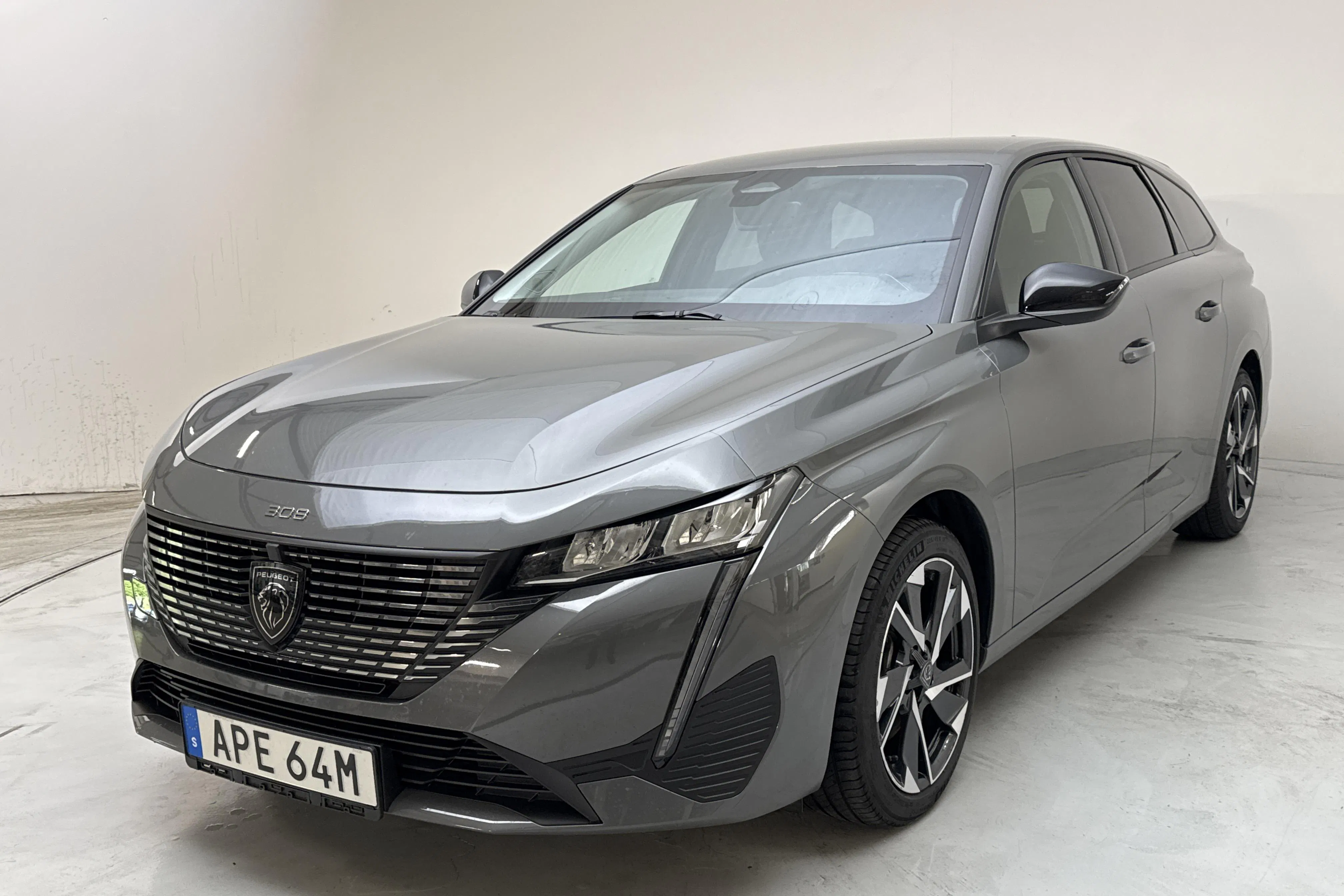 Presentation photo 1 of 13: PEUGEOT 308 308 SW Hybrid 145 1.2 PureTech (145hk) - 39 250 km - Automatic - gray - 2025