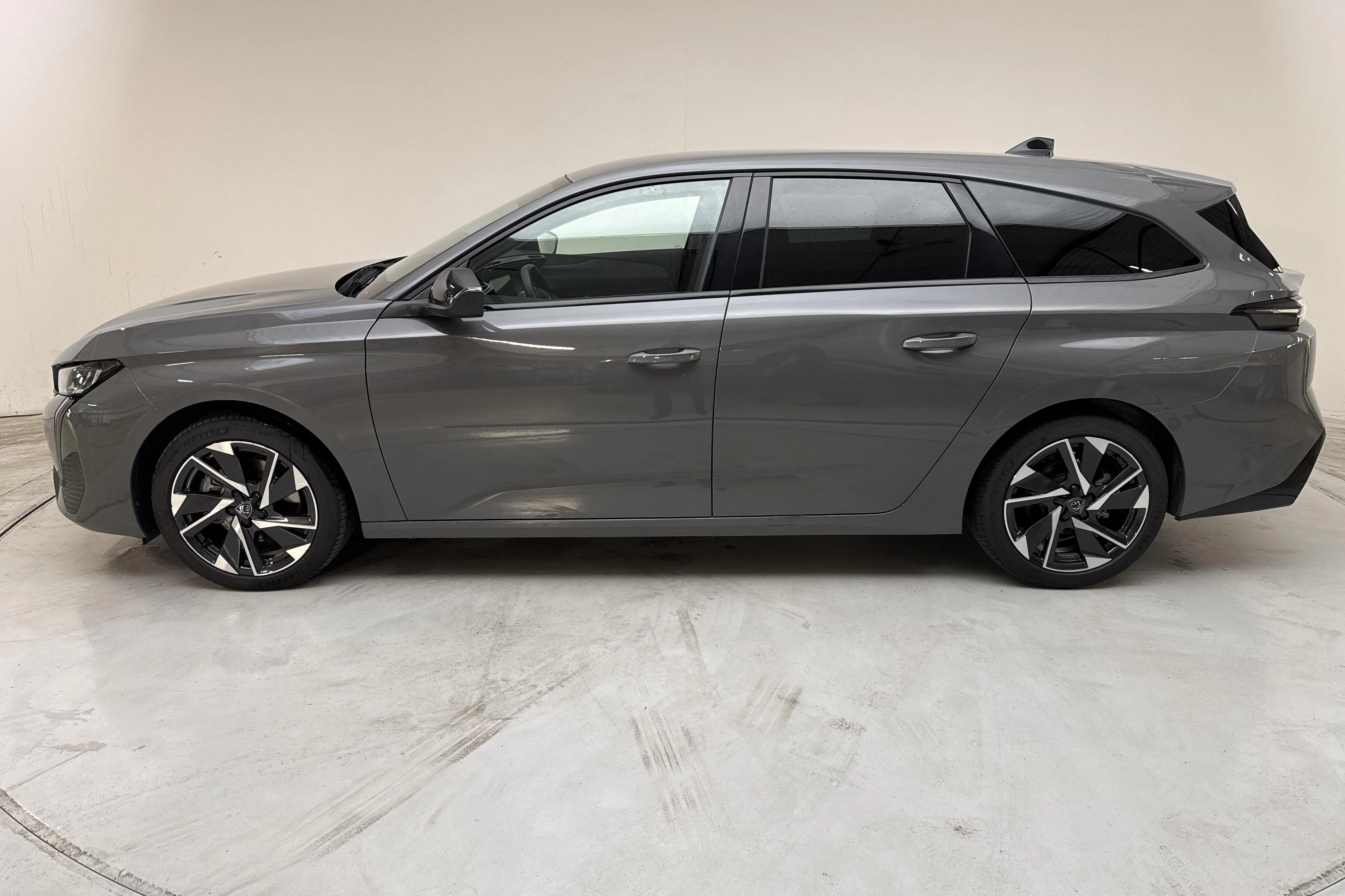 Presentation photo 2 of 13: PEUGEOT 308 308 SW Hybrid 145 1.2 PureTech (145hk) - 39 250 km - Automatic - gray - 2025