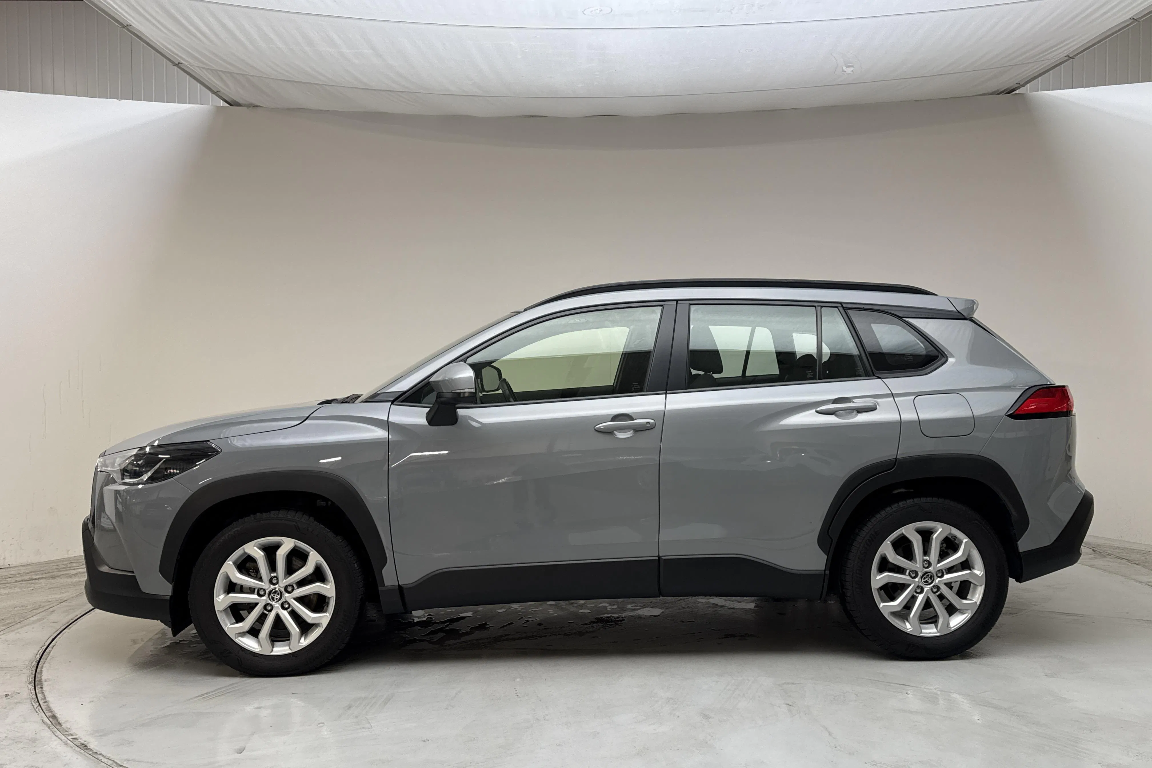 Presentation photo 2 of 13: Toyota Corolla Cross 2.0 AWD-i Elhybrid (197hk) - 80 680 km - Automatic - gray - 2024