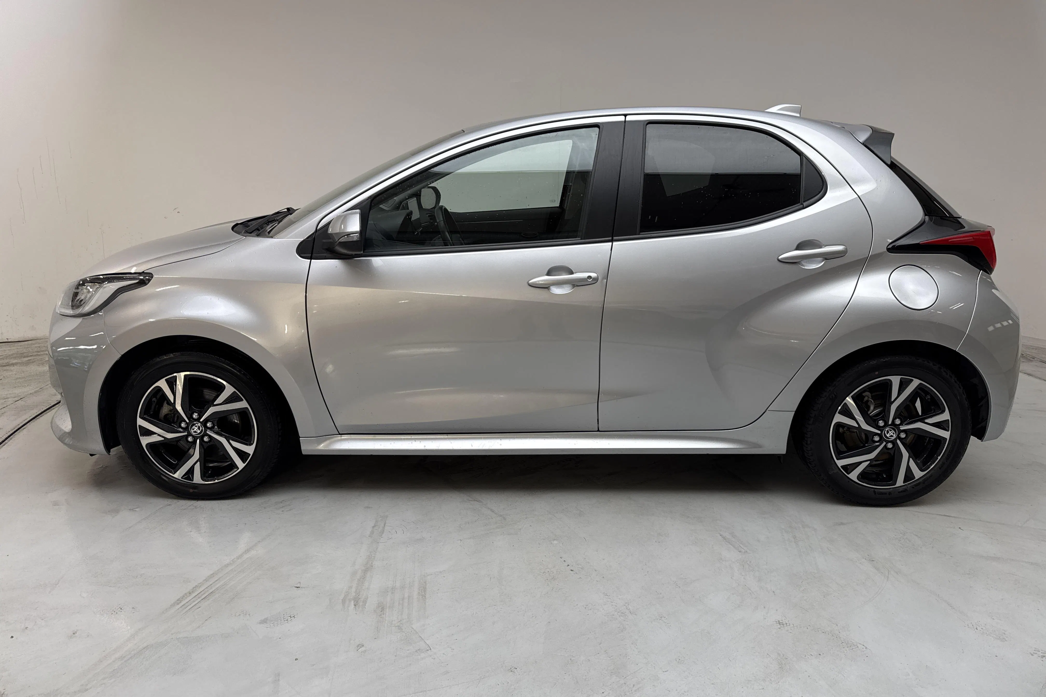 Presentation photo 2 of 13: Toyota Yaris 1.5 Hybrid 5dr (116hk) - 7 628 Scandinavian mile - Automatic - silver - 2024