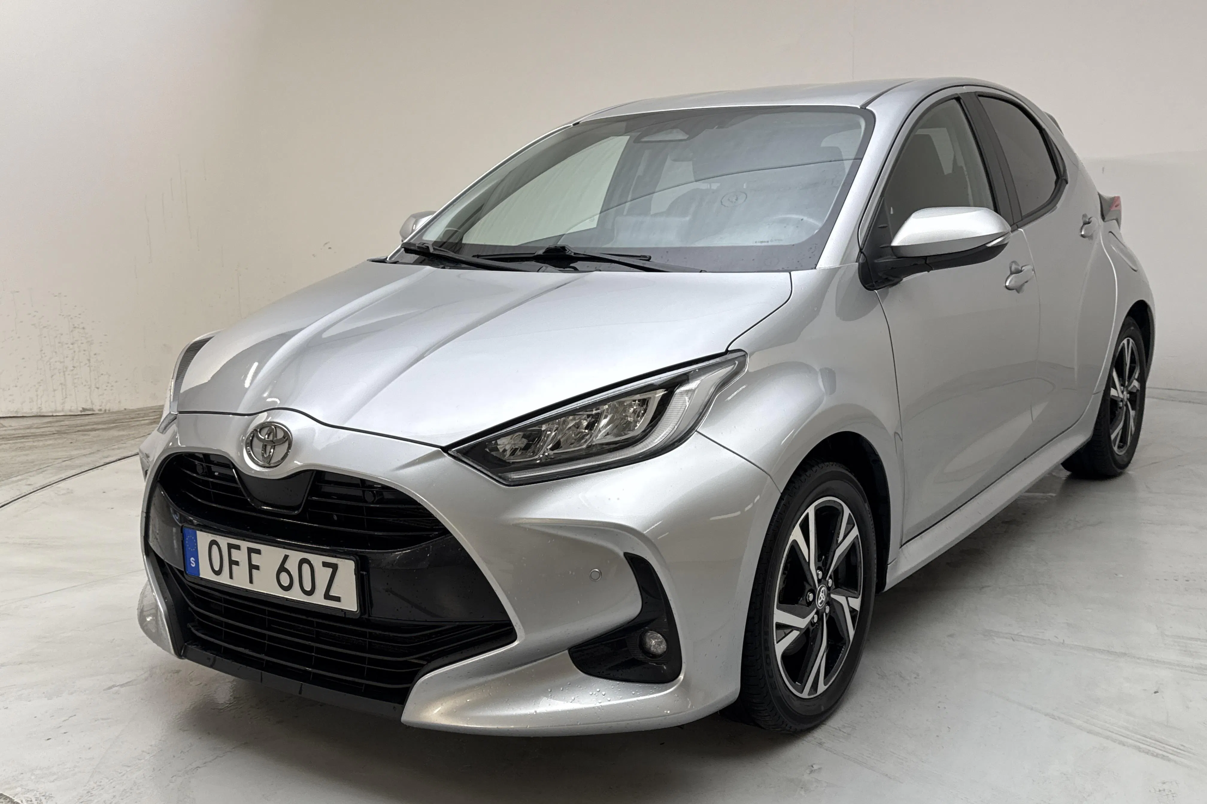 Presentation photo 1 of 13: Toyota Yaris 1.5 Hybrid 5dr (116hk) - 7 628 Scandinavian mile - Automatic - silver - 2024