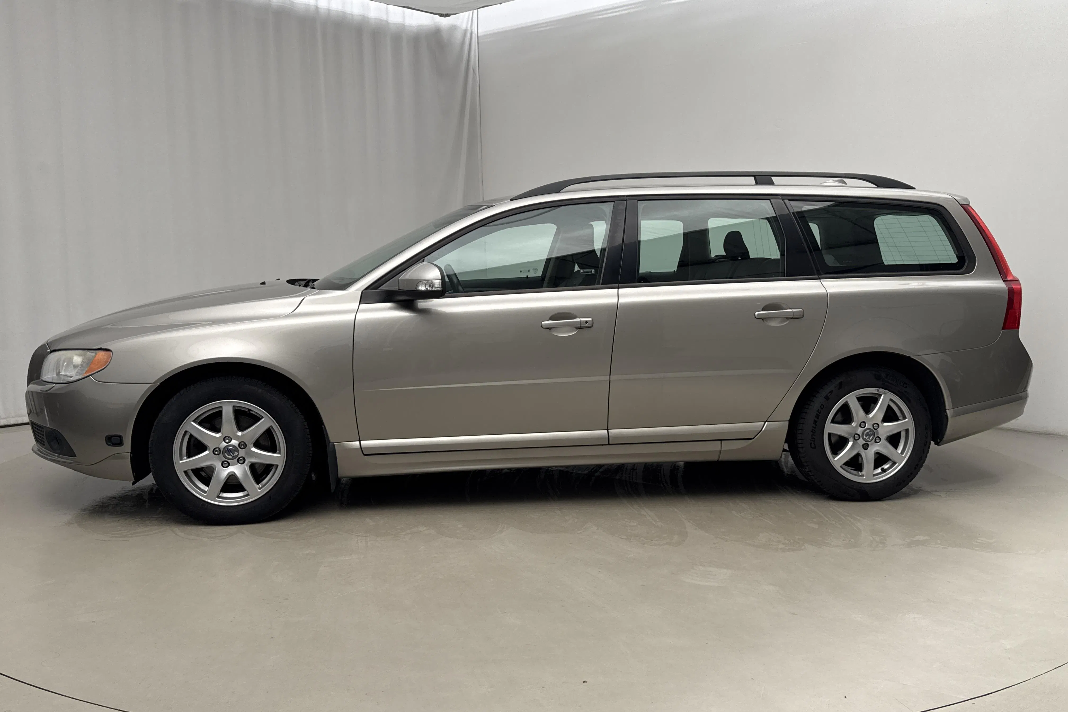 Presentation photo 2 of 16: Volvo V70 II 2.0F (145hk) - 151 290 km - Automatic - light brown - 2009