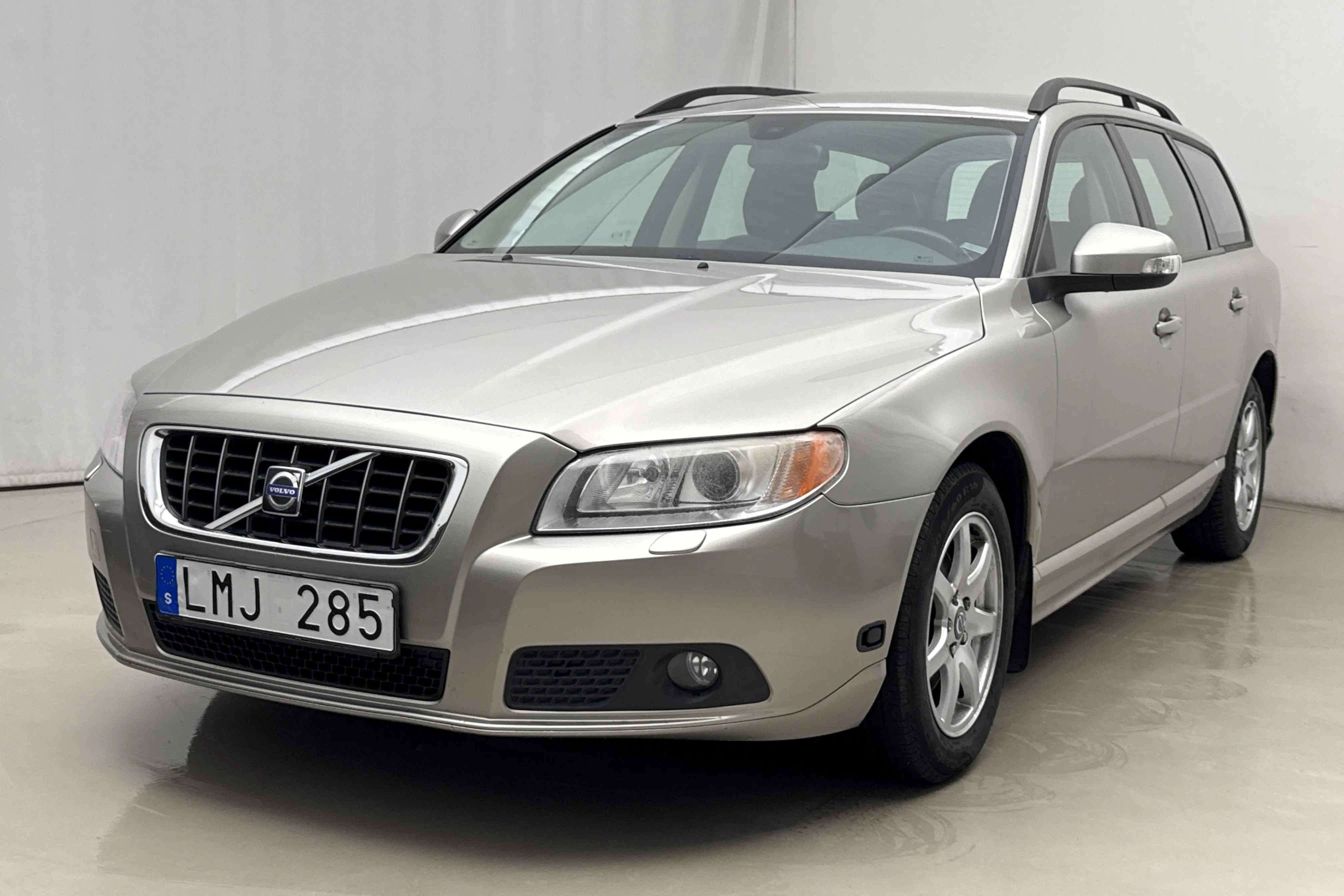 Presentation photo 1 of 16: Volvo V70 II 2.0F (145hk) - 151 290 km - Automatic - light brown - 2009