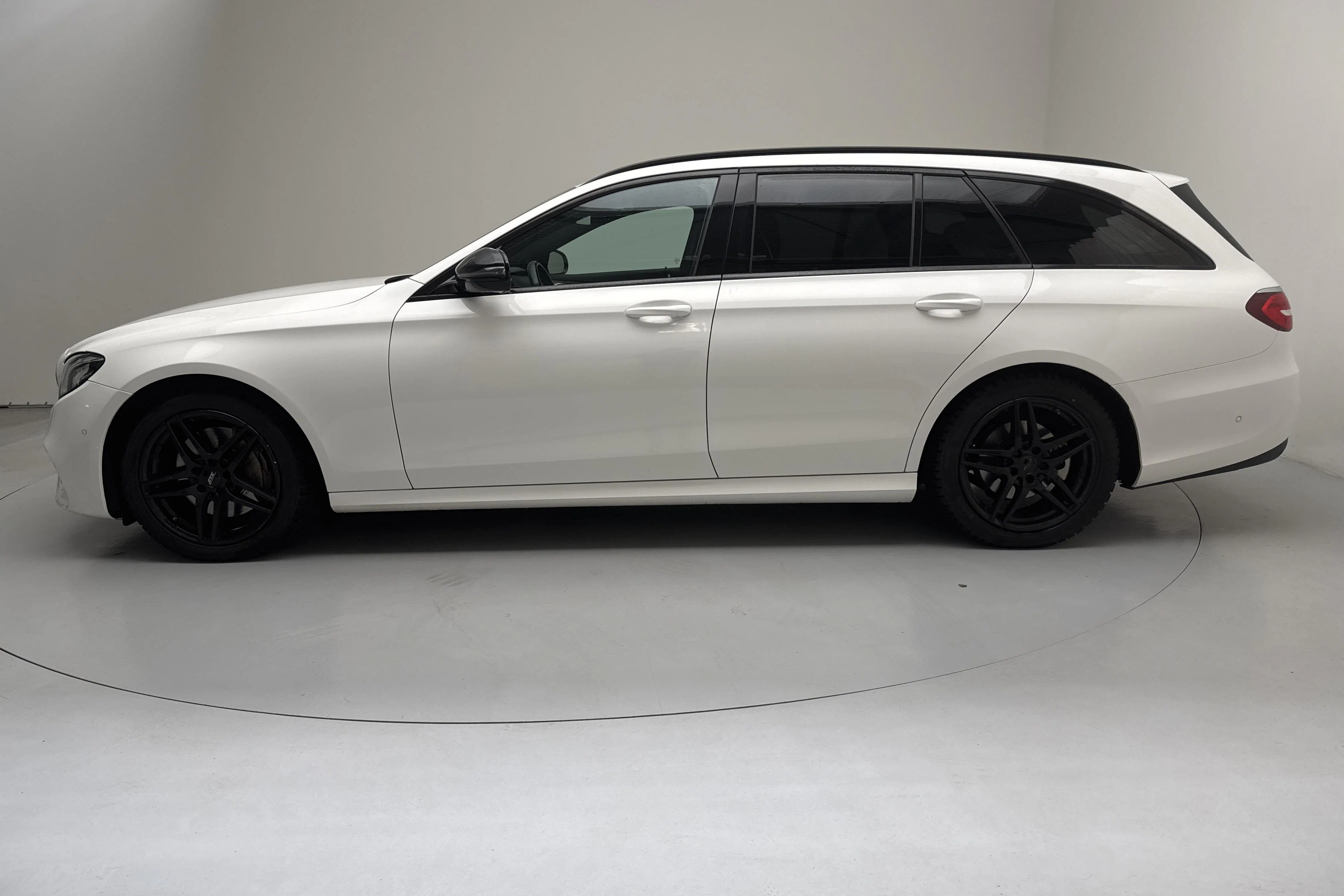 Presentationsfoto 2 av 15: Mercedes E 220 d Kombi S213 (194hk) - 18 622 mil - Automat - vit - 2017