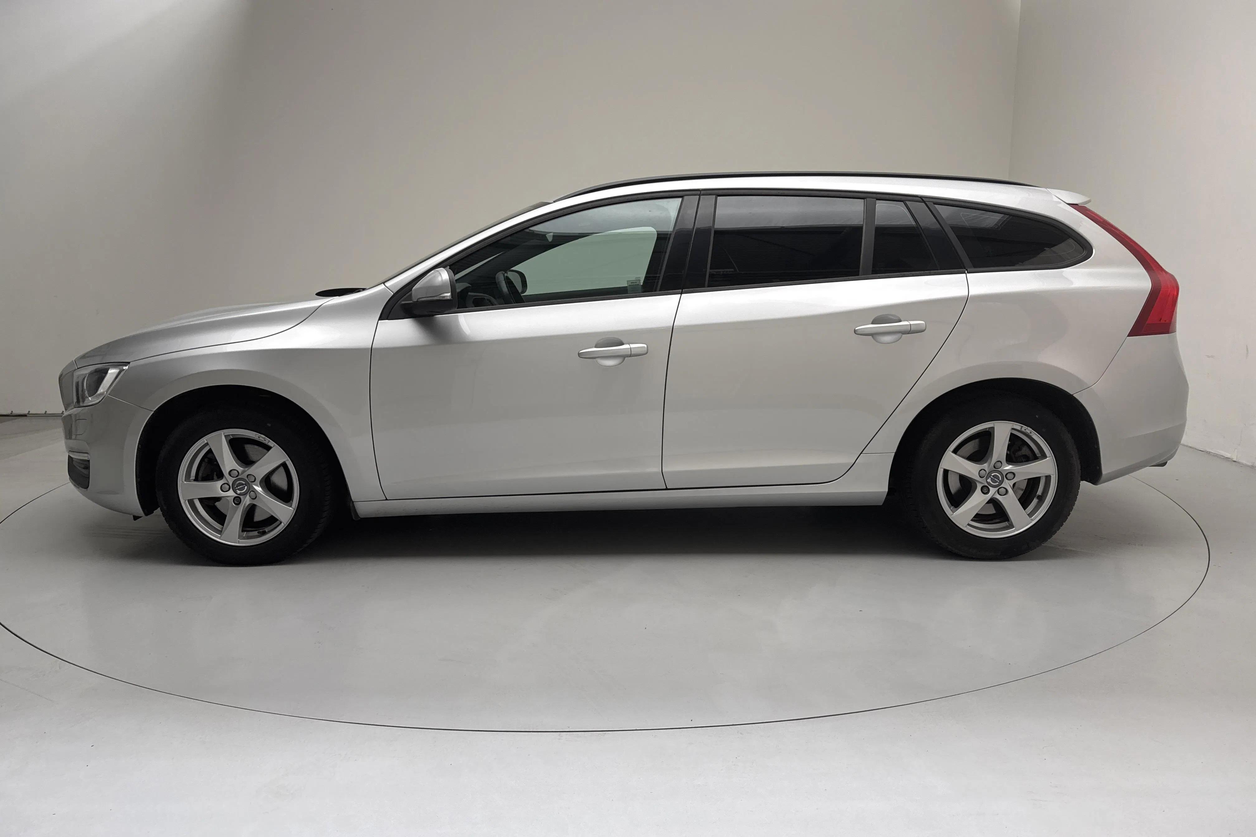 Presentation photo 2 of 14: Volvo V60 T3 (152hk) - 51 560 km - Automatic - silver - 2018