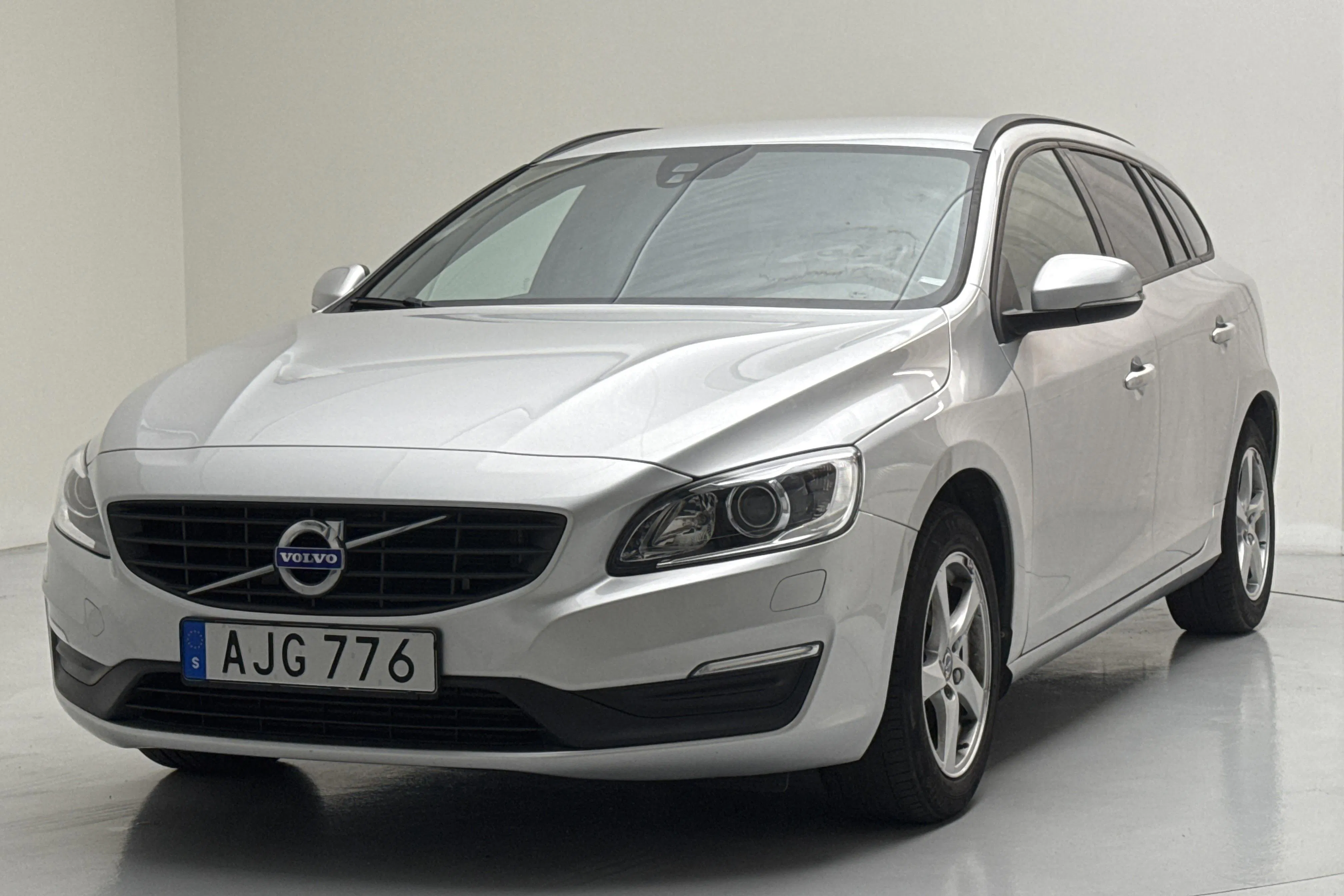 Presentation photo 1 of 14: Volvo V60 T3 (152hk) - 51 560 km - Automatic - silver - 2018