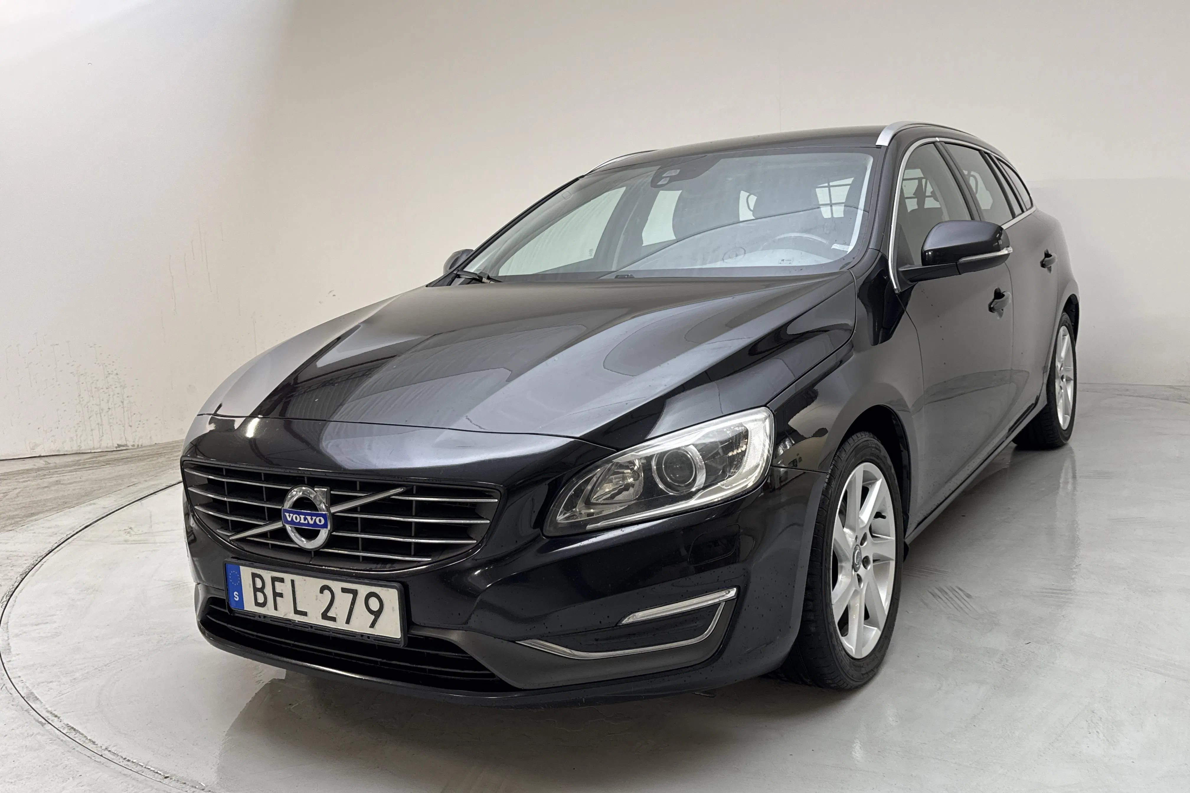 Presentationsfoto 1 av 13: Volvo V60 D4 (181hk) - 24 783 mil - Manuell - svart - 2015