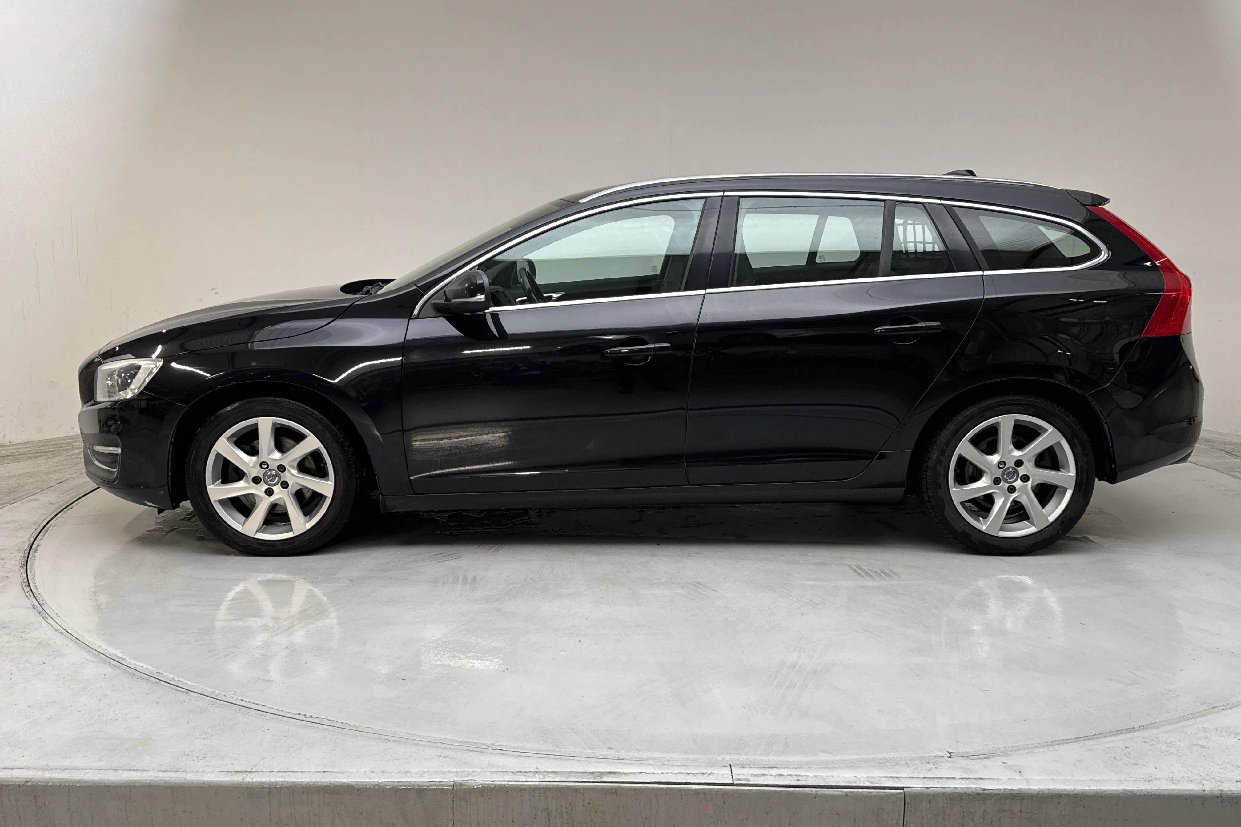 Presentationsfoto 2 av 13: Volvo V60 D4 (181hk) - 24 783 mil - Manuell - svart - 2015