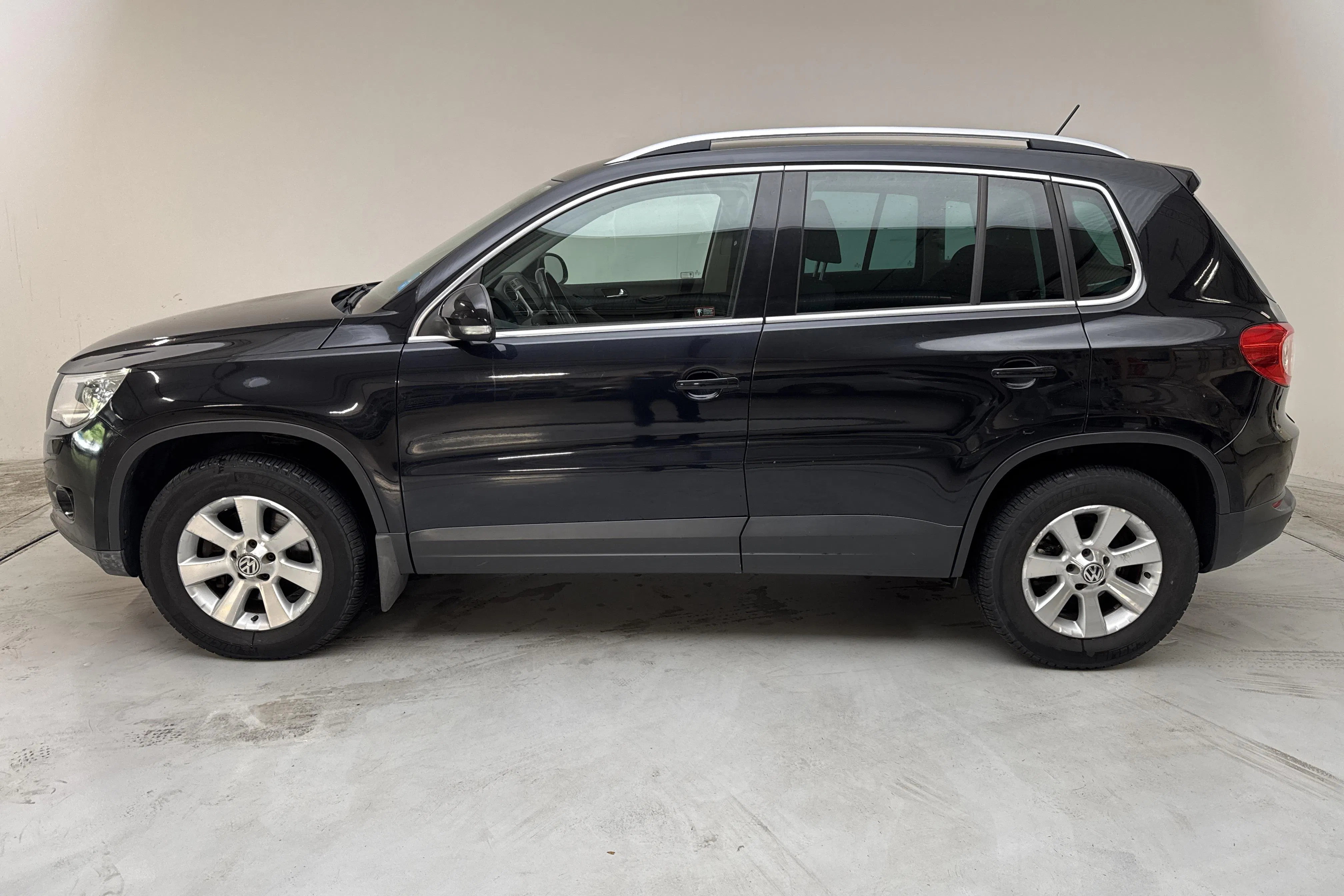 Presentationsfoto 2 av 12: VW Tiguan 2.0 TSI (200hk) - 12 960 mil - Automat - svart - 2009