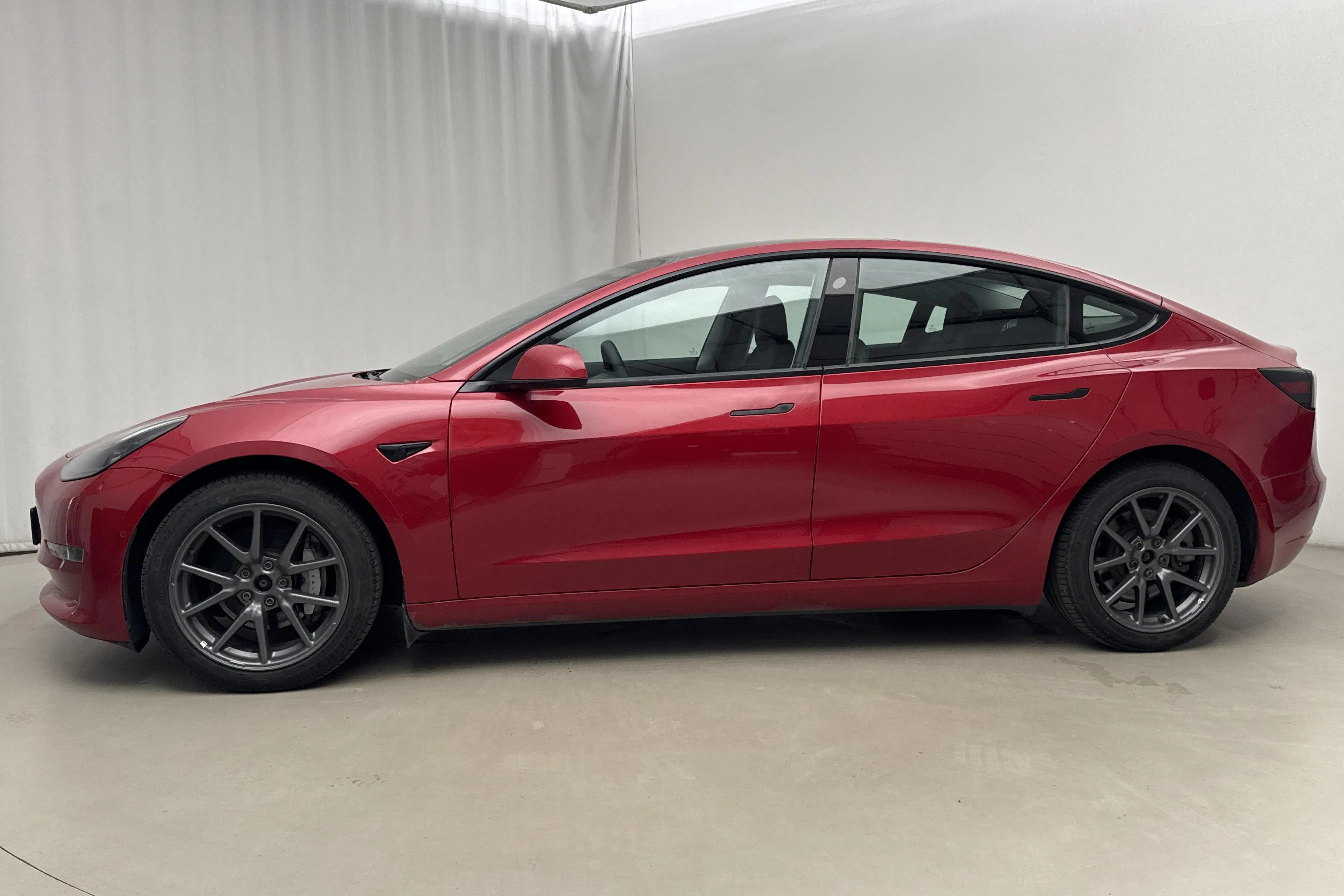 Presentationsfoto 2 av 25: Tesla Model 3 Long Range Dual Motor AWD - 12 768 mil - Automat - röd - 2021