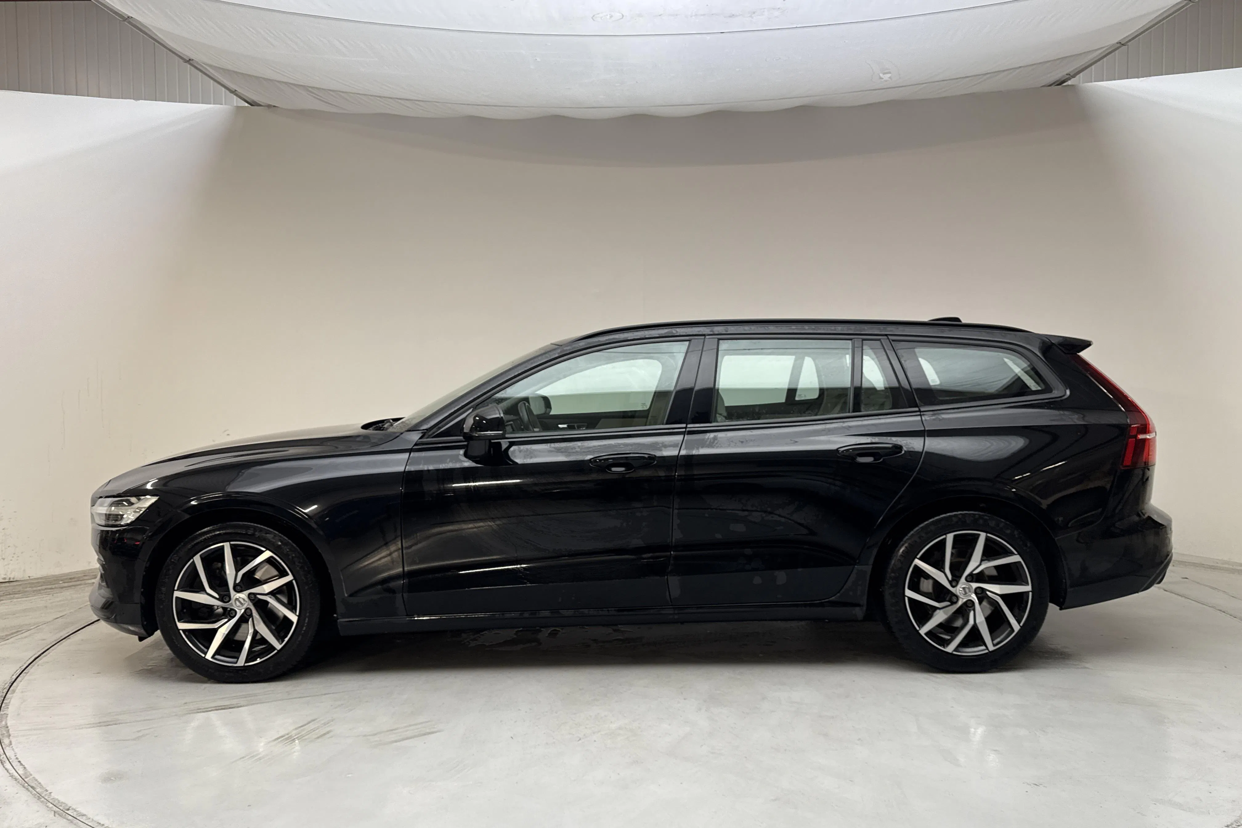 Presentation photo 2 of 16: Volvo V60 T5 (250hk) - 129 470 km - Automatic - black - 2020
