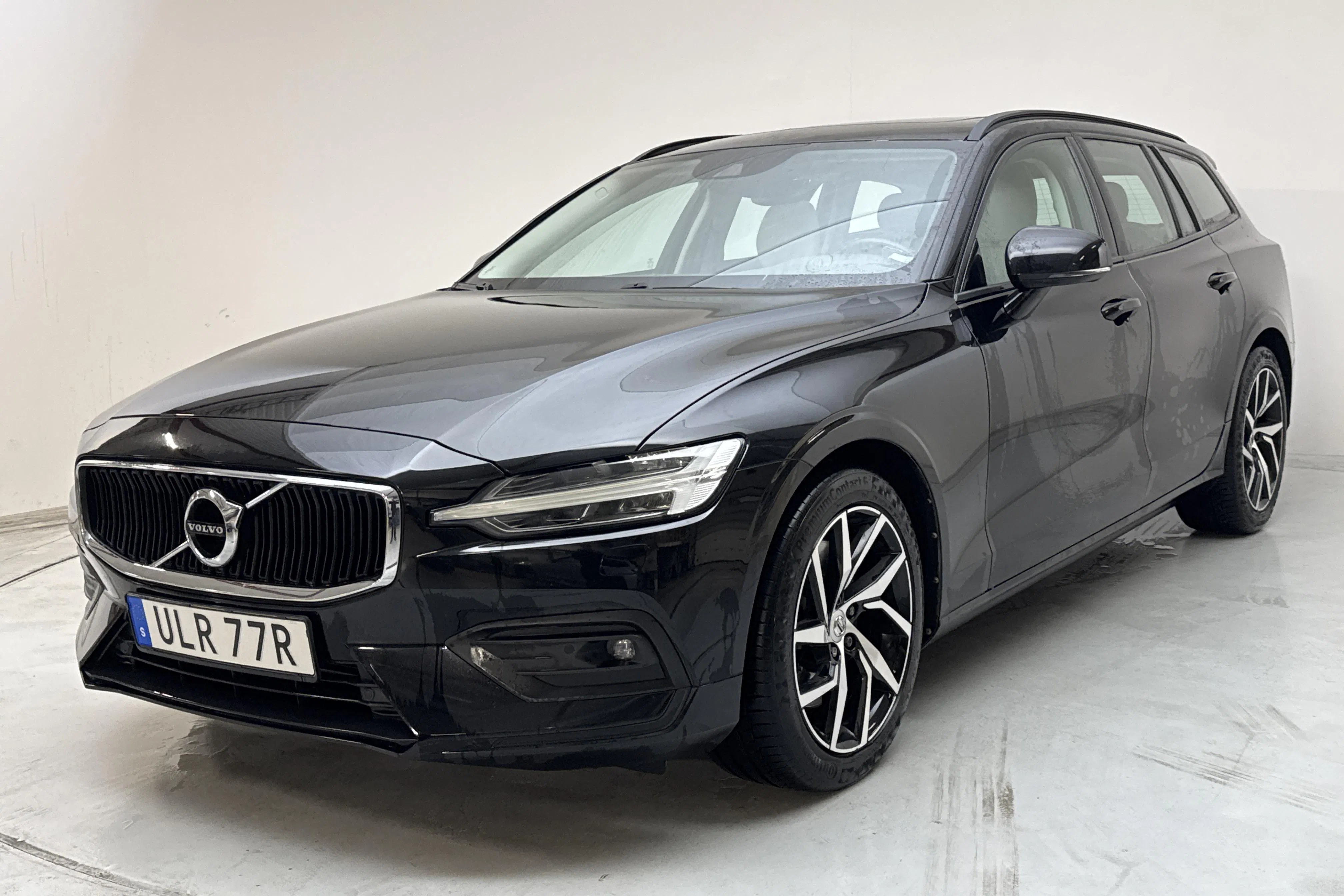 Presentation photo 1 of 16: Volvo V60 T5 (250hk) - 129 470 km - Automatic - black - 2020