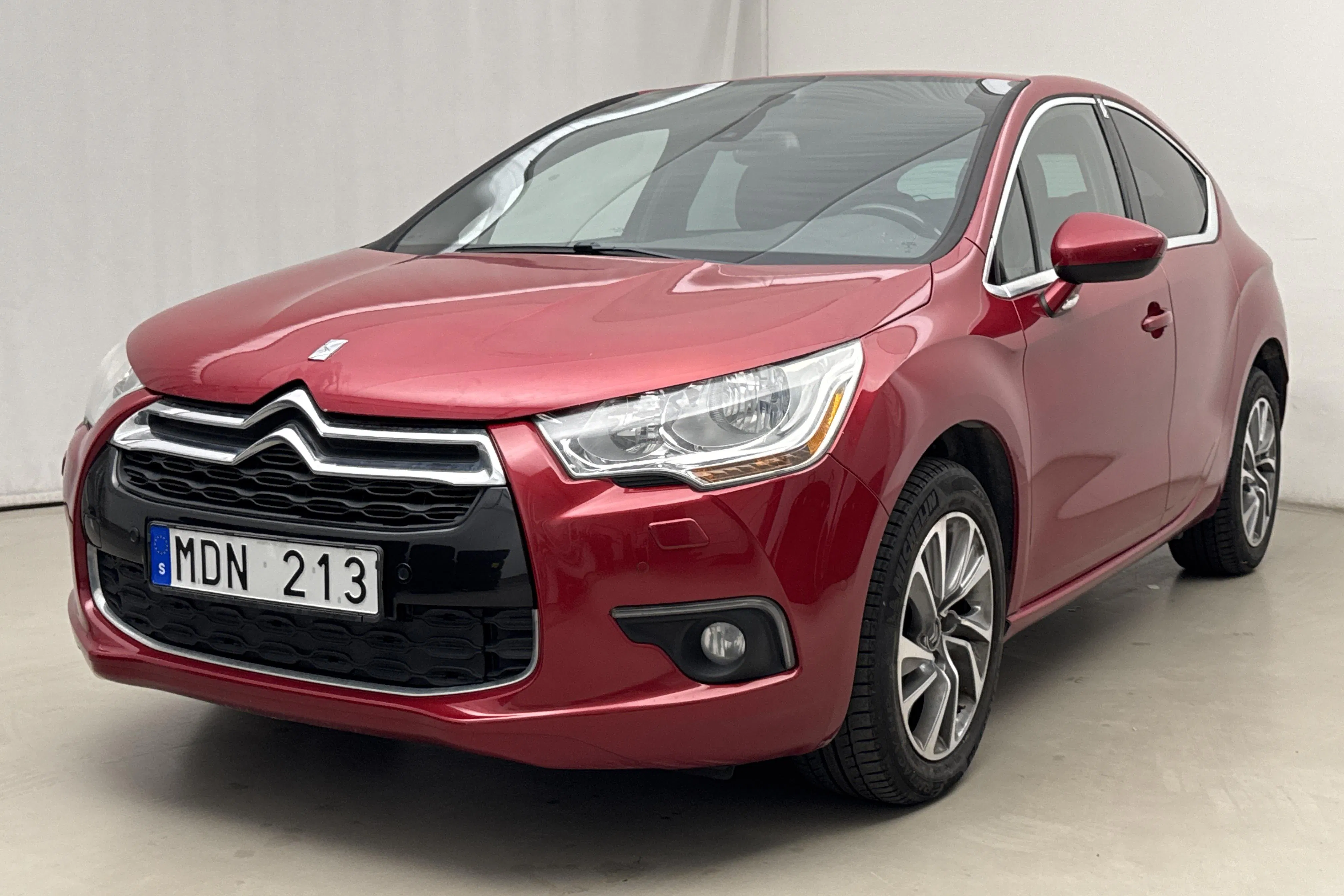 Presentation photo 1 of 16: Citroën DS4 1.6 e-HDi (110hk) - 126 630 km - Manual - red - 2011