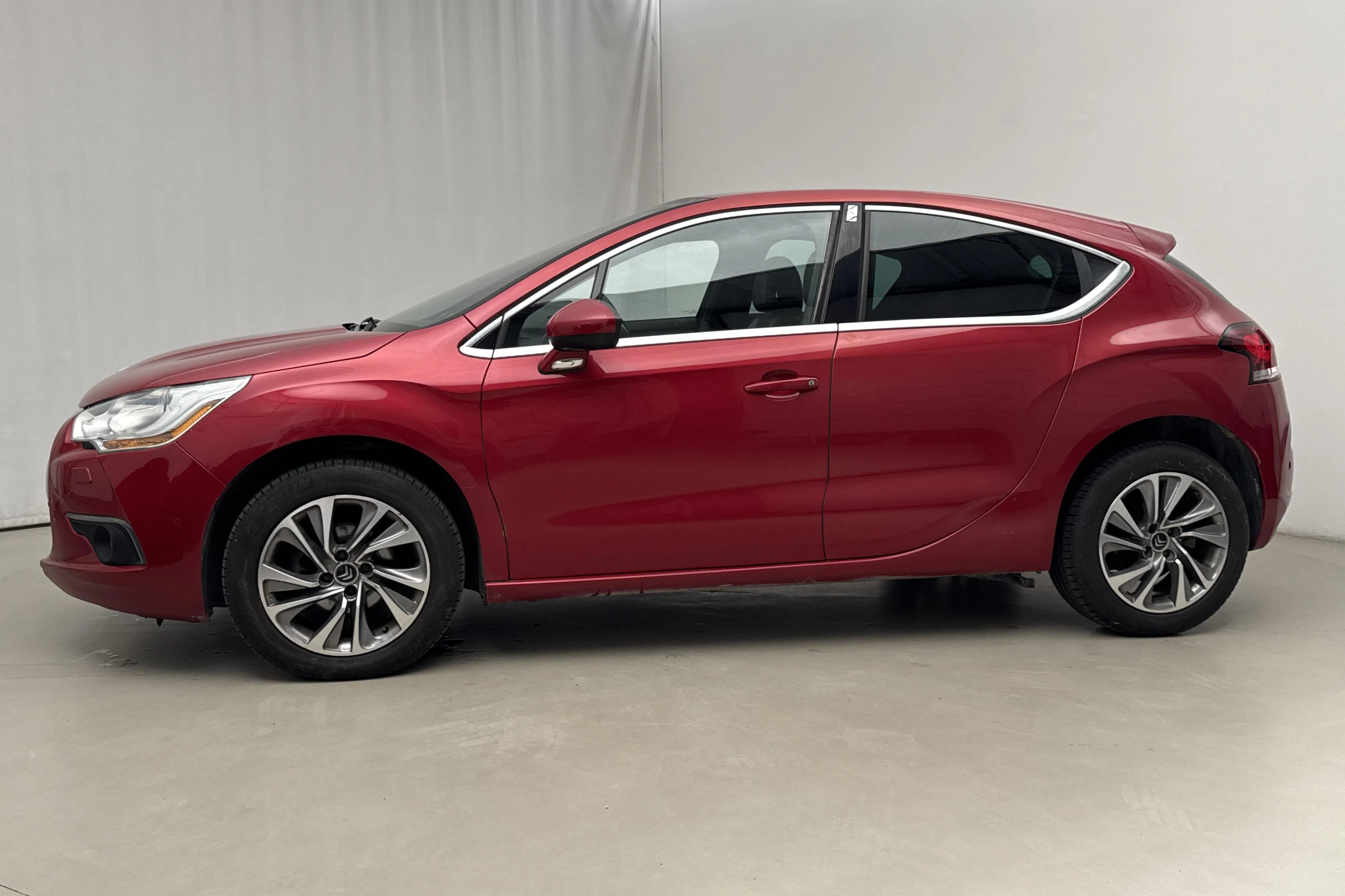 Presentation photo 2 of 16: Citroën DS4 1.6 e-HDi (110hk) - 126 630 km - Manual - red - 2011