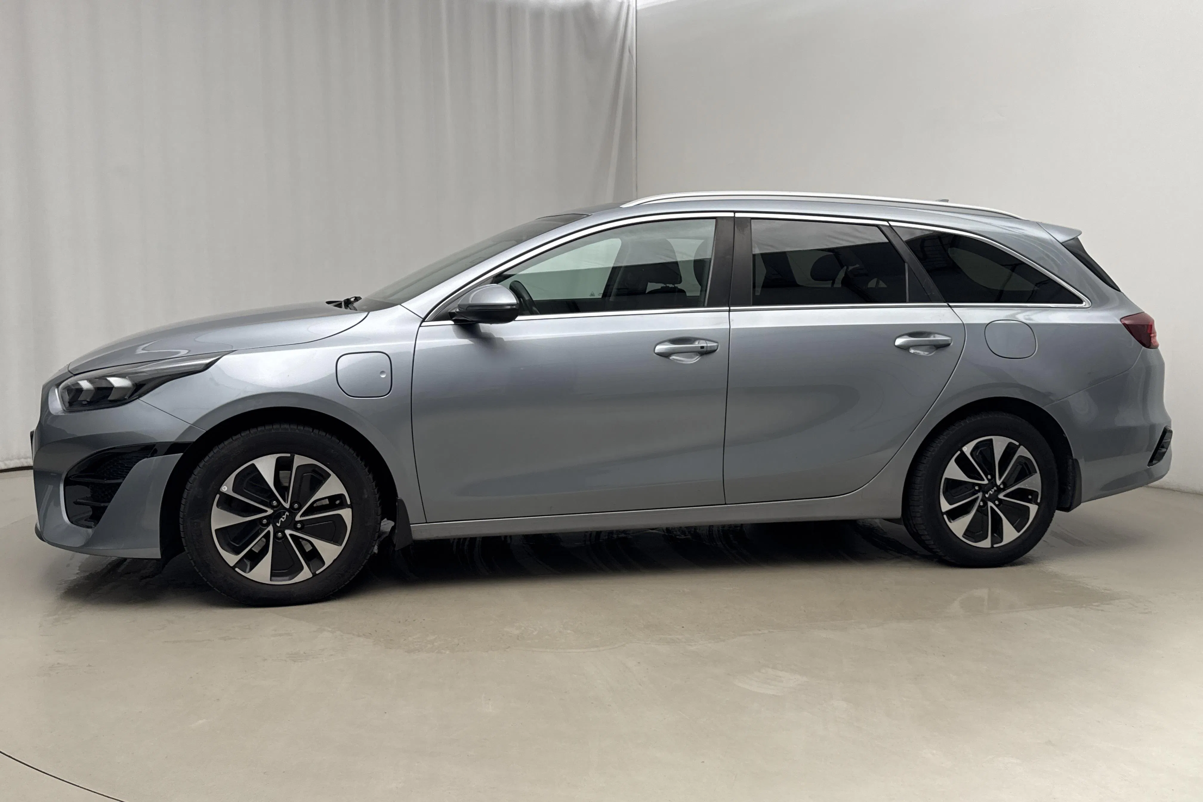 Presentationsfoto 2 av 19: KIA Ceed 1.6 Plug-in Hybrid SW (141hk) - 8 695 mil - Automat - grå - 2022