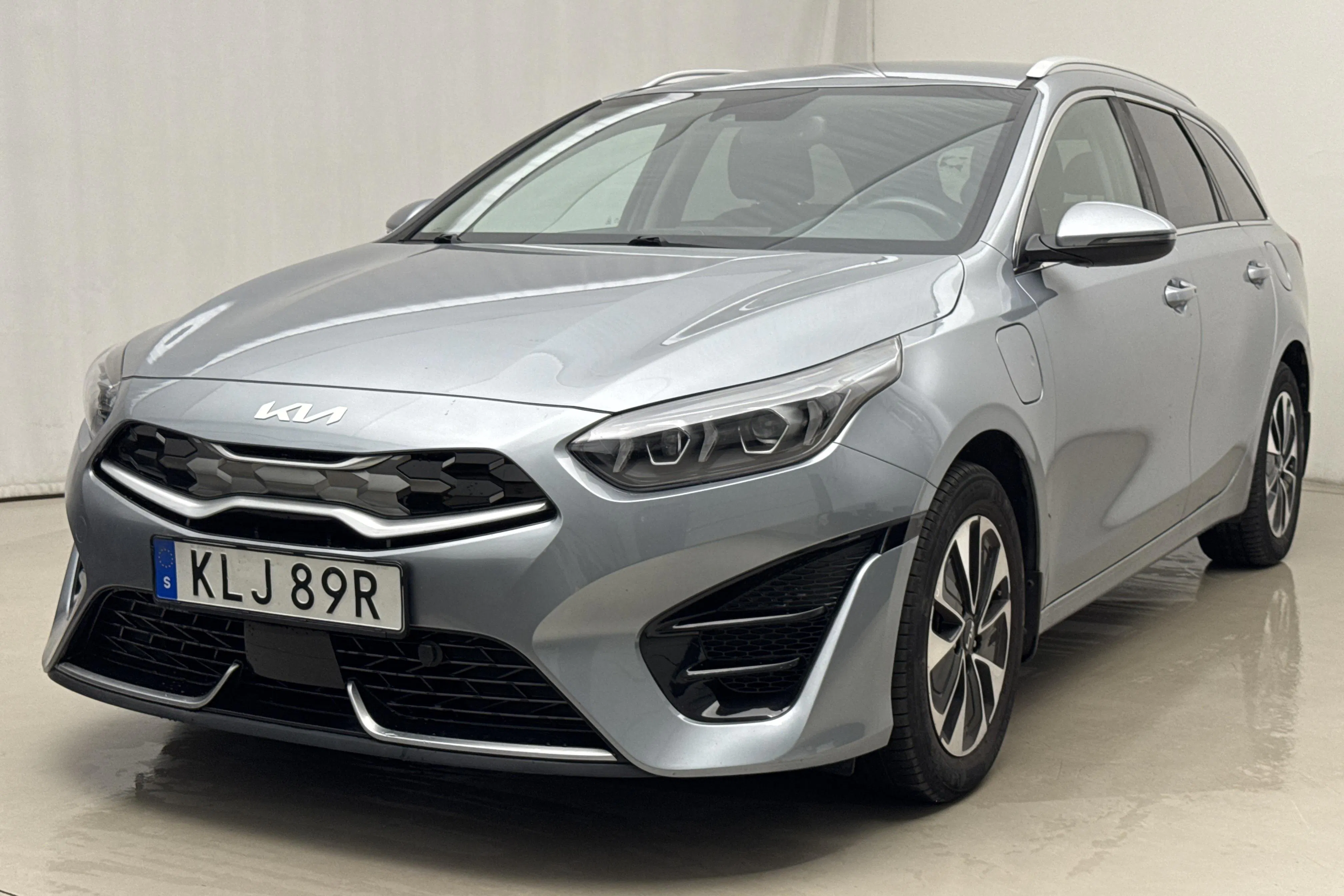 Presentationsfoto 1 av 19: KIA Ceed 1.6 Plug-in Hybrid SW (141hk) - 8 695 mil - Automat - grå - 2022