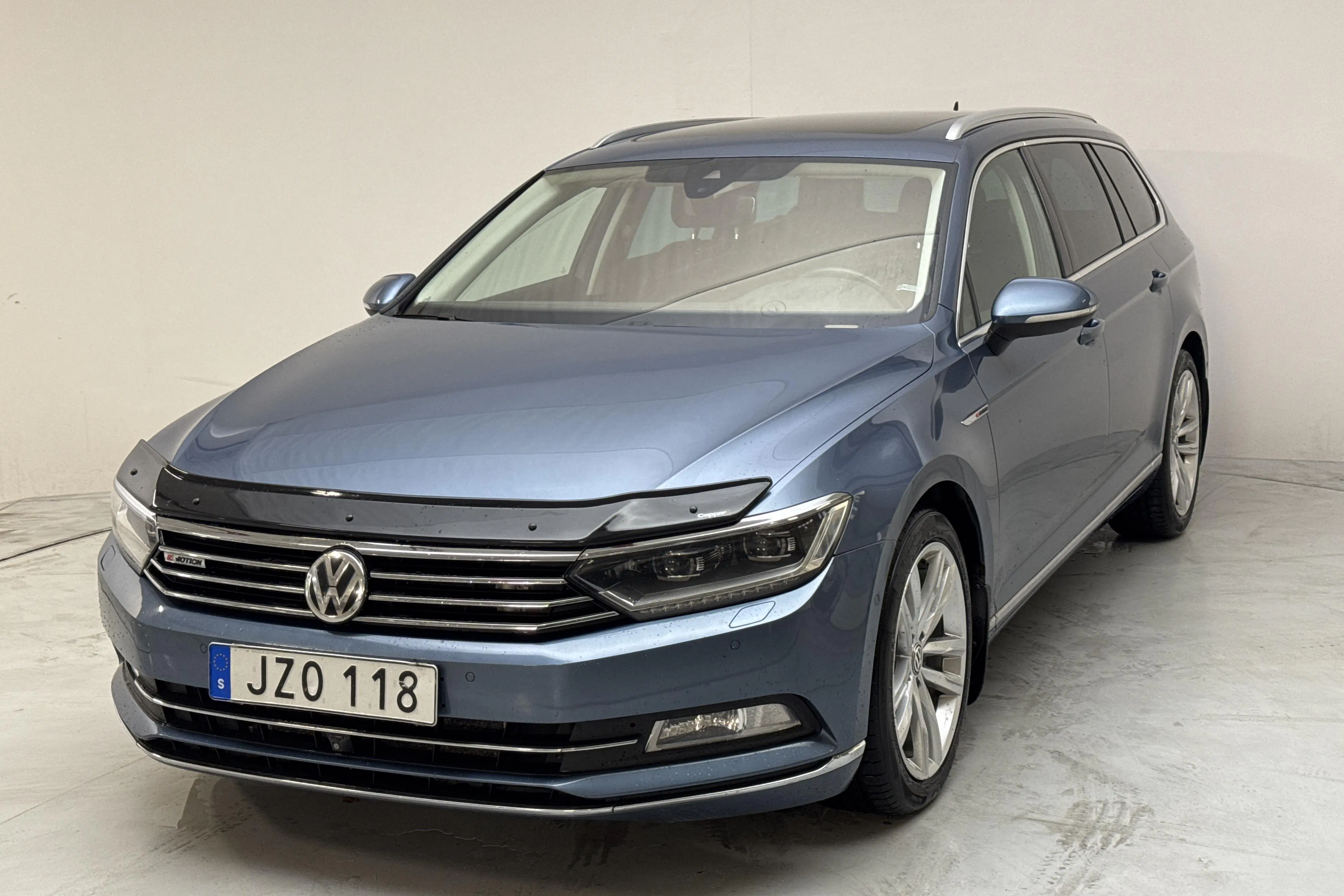 Presentationsfoto 1 av 16: VW Passat 2.0 TDI BiTurbo Sportscombi 4MOTION (240hk) - 19 413 mil - Automat - blå - 2016
