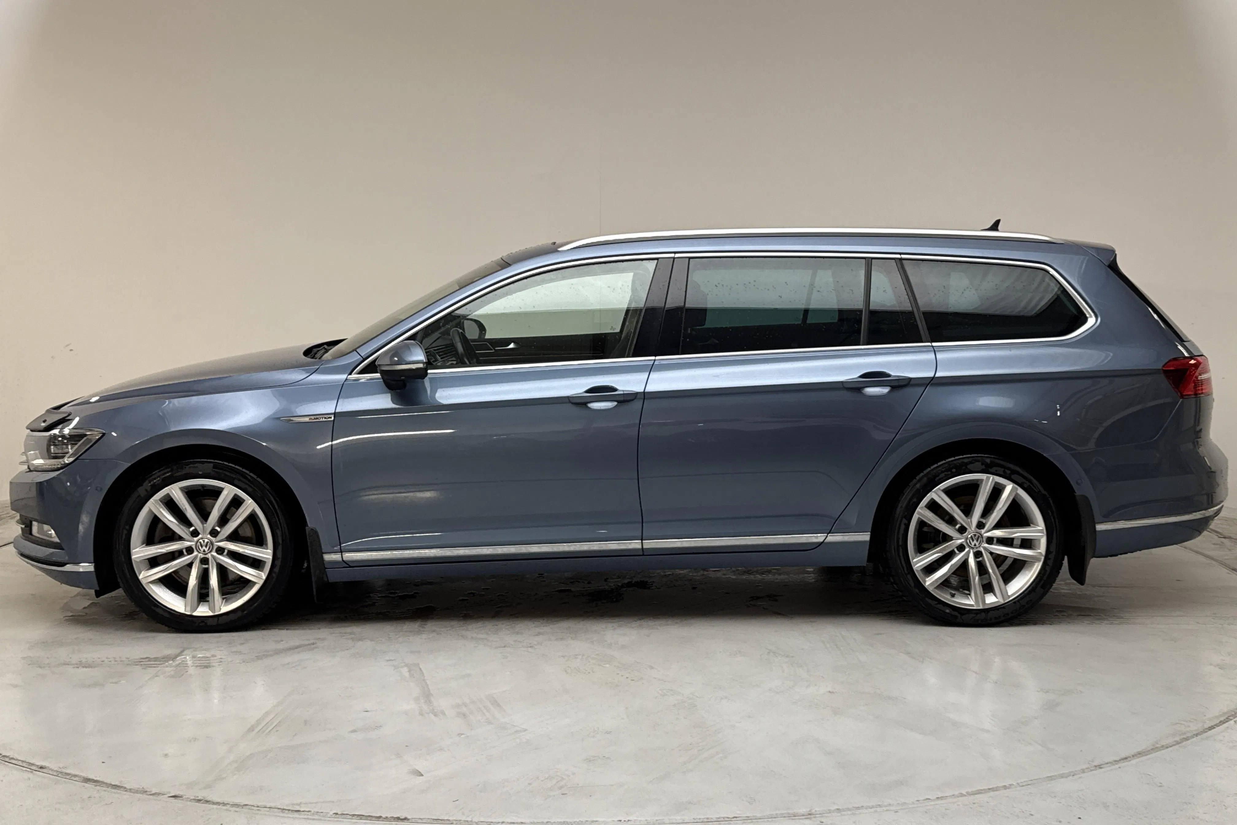 Presentationsfoto 2 av 16: VW Passat 2.0 TDI BiTurbo Sportscombi 4MOTION (240hk) - 19 413 mil - Automat - blå - 2016