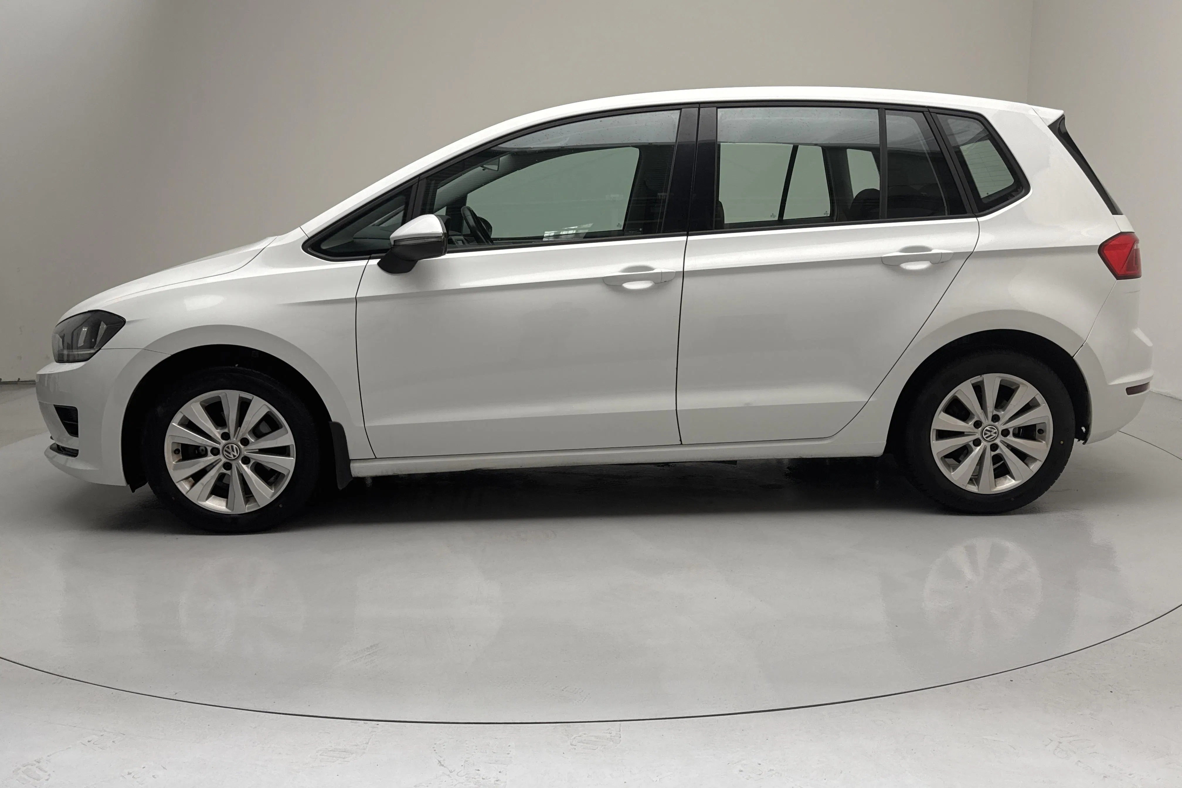 Presentation photo 2 of 14: VW Golf VII 1.2 TSI BlueMotion Technology Sportsvan (110hk) - 235 940 km - Automatic - white - 2016
