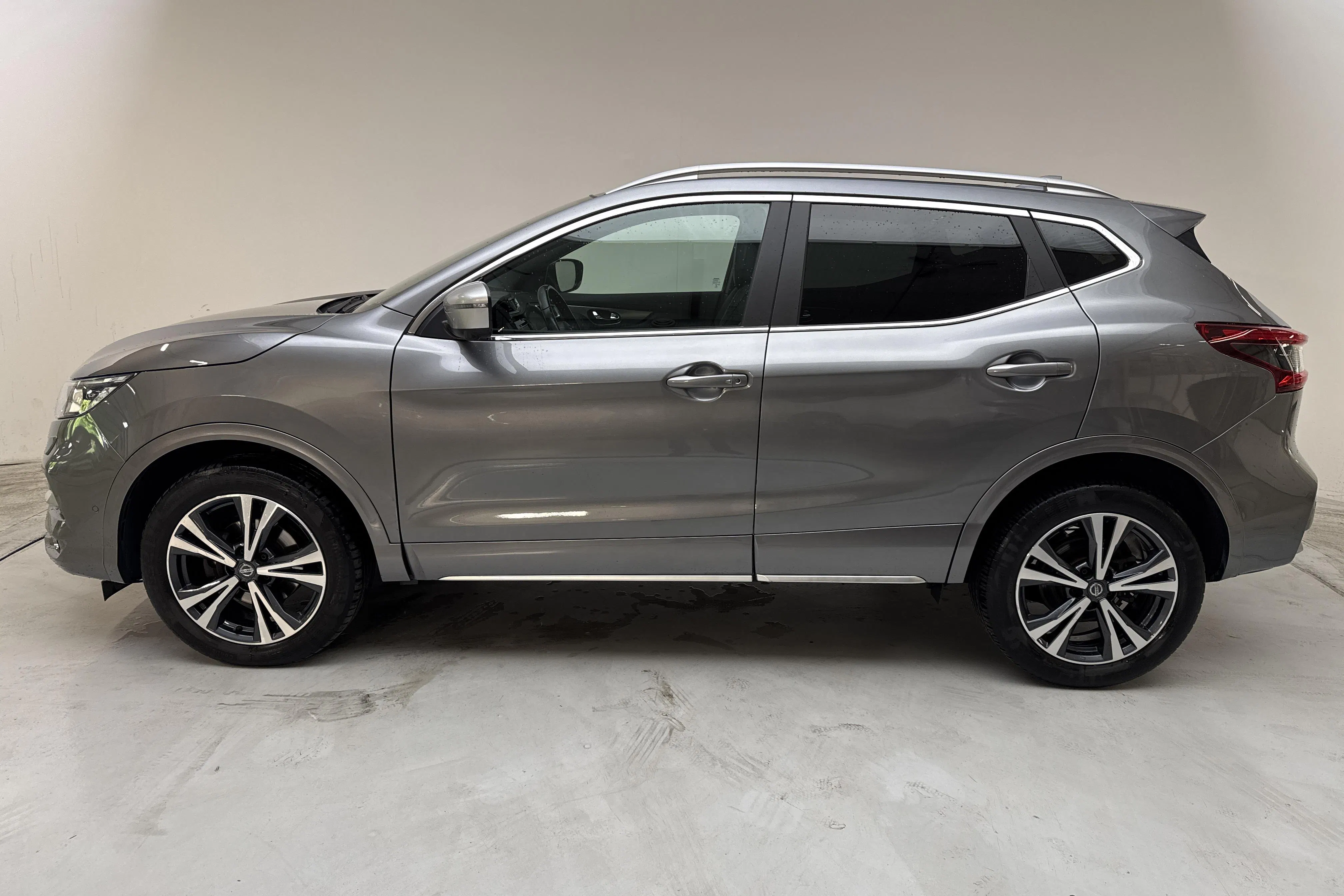 Presentation photo 2 of 15: Nissan Qashqai 1.3 DIG-T (140hk) - 74 280 km - Manual - gray - 2020
