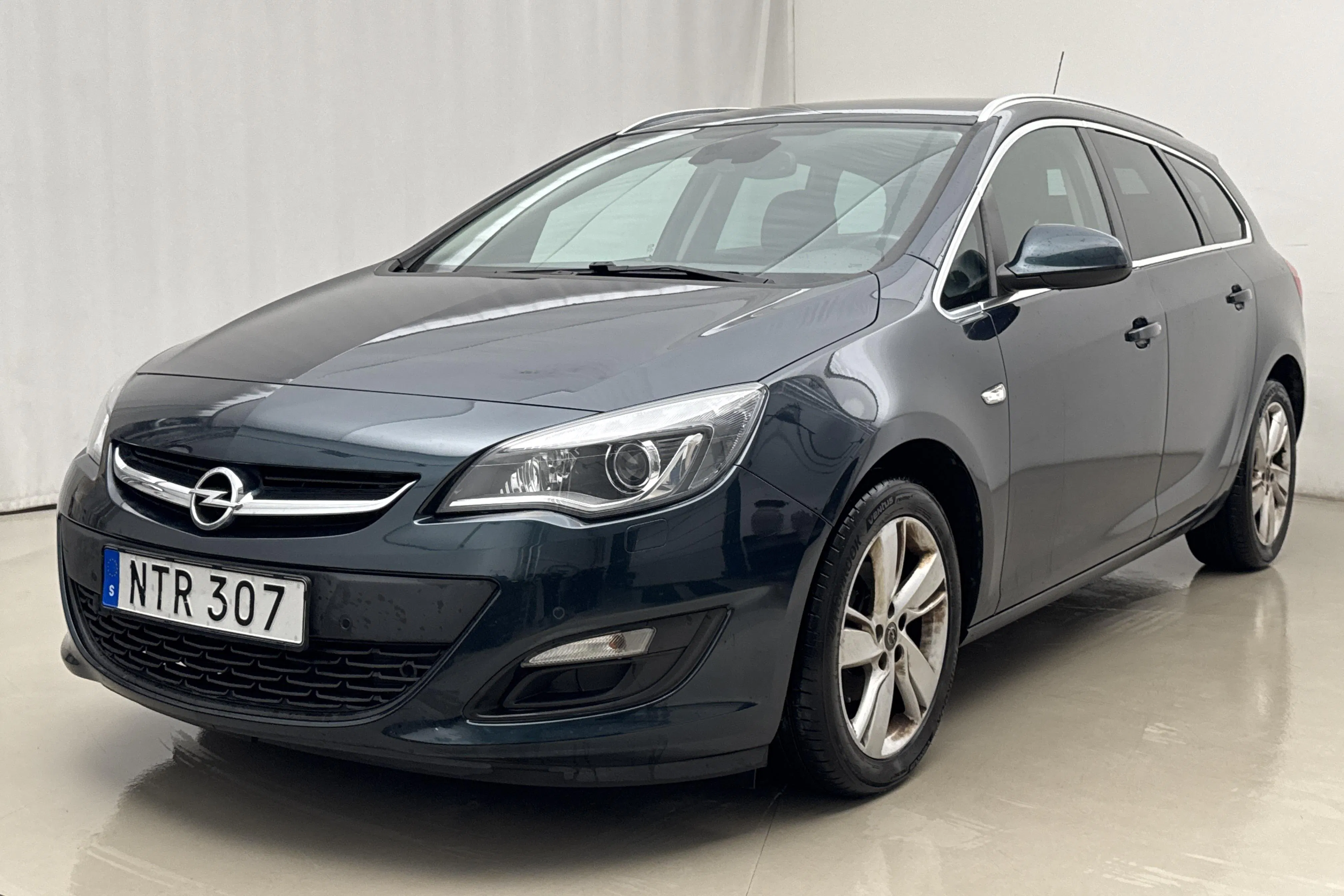 Presentation photo 1 of 17: Opel Astra 1.4 Turbo ECOTEC Sports Tourer (140hk) - 118 950 km - Manual - green - 2015