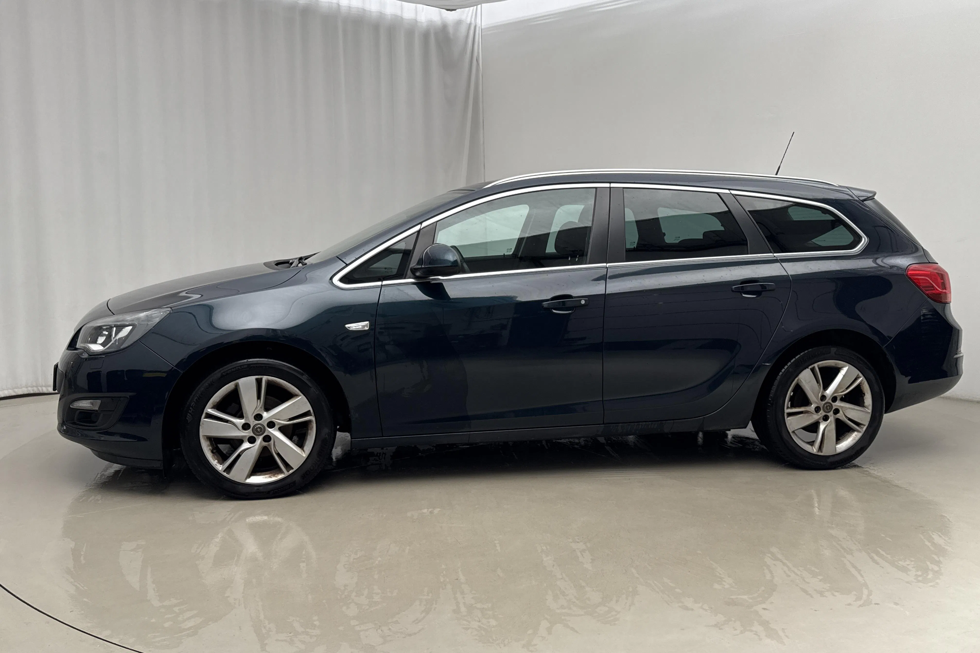 Presentation photo 2 of 17: Opel Astra 1.4 Turbo ECOTEC Sports Tourer (140hk) - 118 950 km - Manual - green - 2015