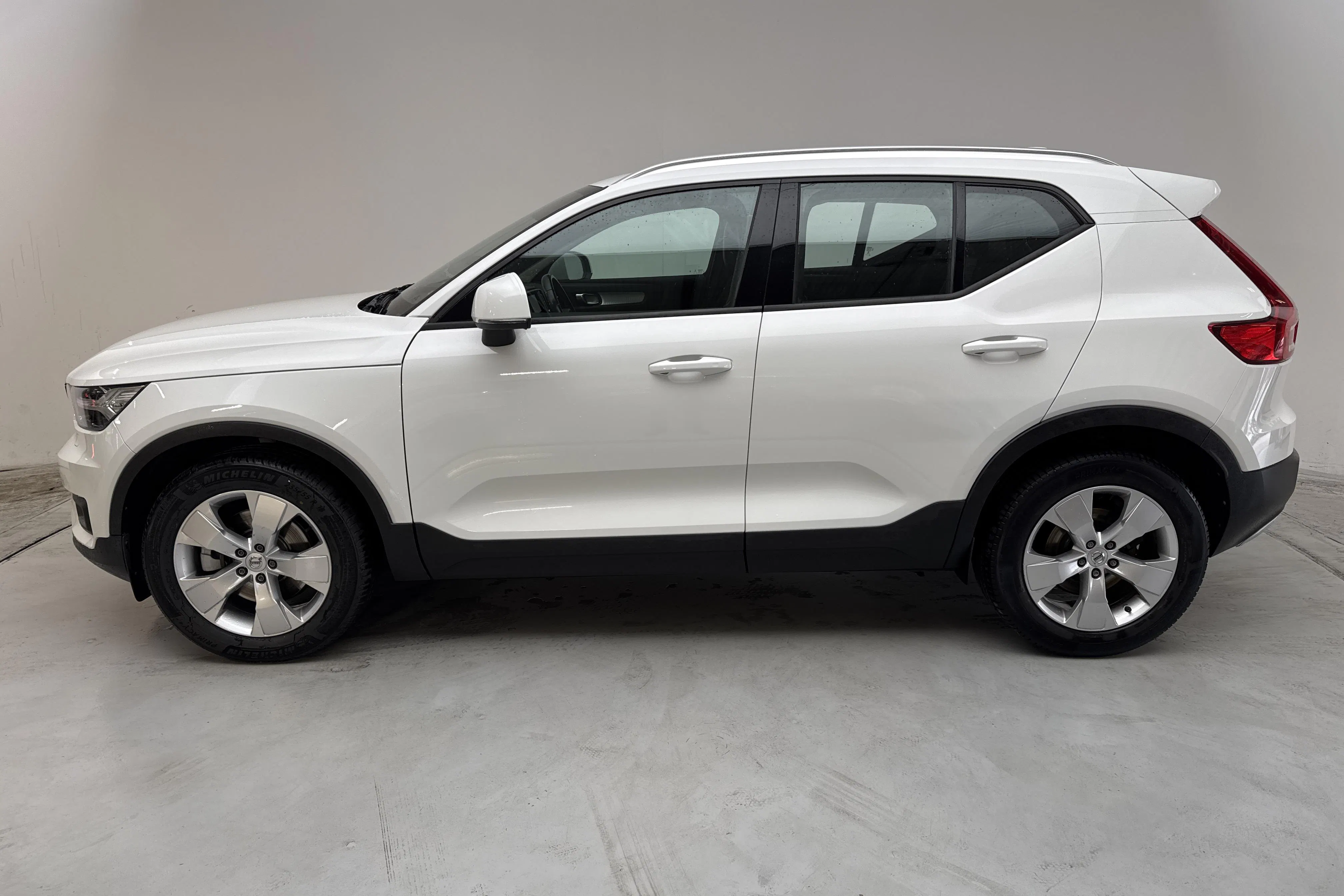 Presentationsfoto 2 av 16: Volvo XC40 D3 AWD (150hk) - 15 954 mil - Automat - vit - 2019