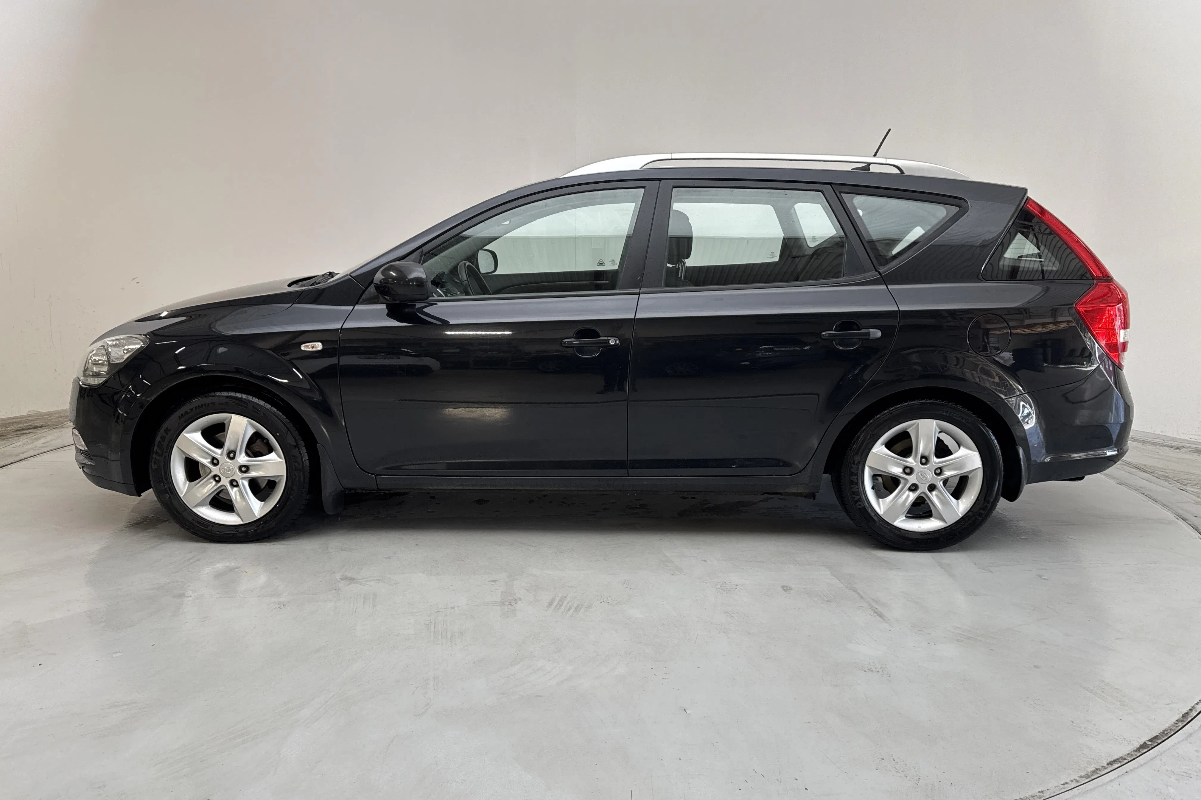 Presentationsfoto 2 av 12: KIA Cee'd 1.6 CRDi SW (115hk) - 15 601 mil - Automat - svart - 2010