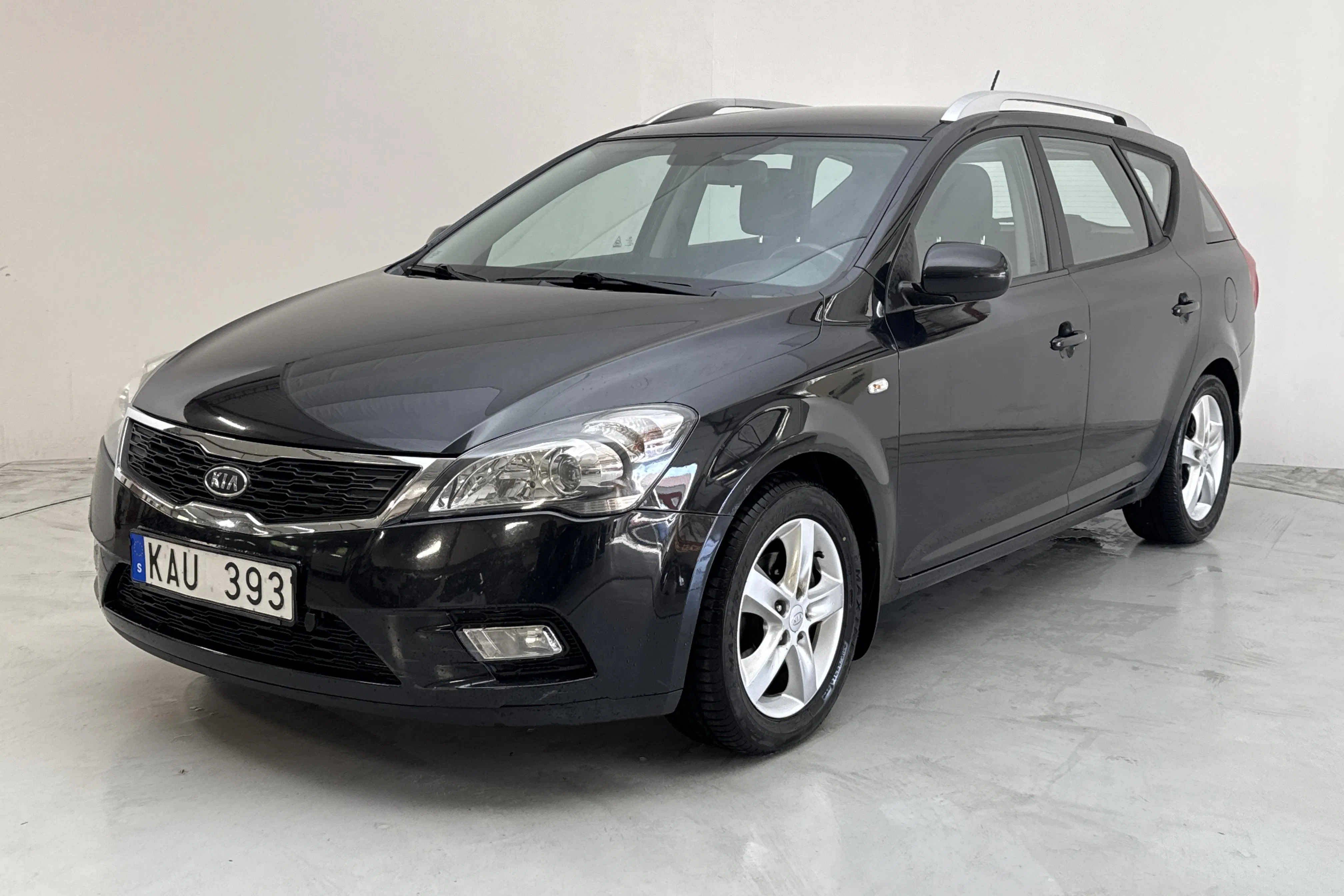 Presentationsfoto 1 av 12: KIA Cee'd 1.6 CRDi SW (115hk) - 15 601 mil - Automat - svart - 2010