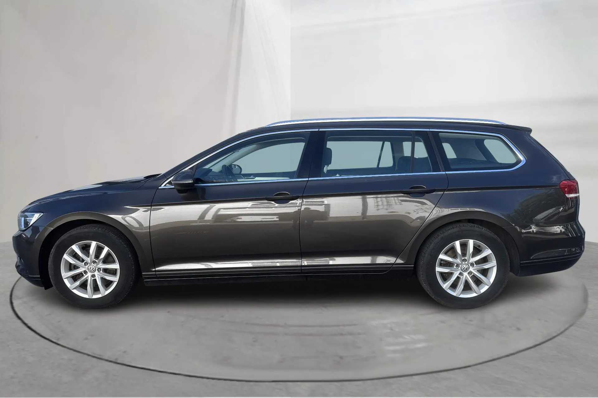 Presentationsfoto 2 av 16: VW Passat 1.4 TSI Sportscombi (150hk) - 12 507 mil - Automat - Mörkbrun - 2017