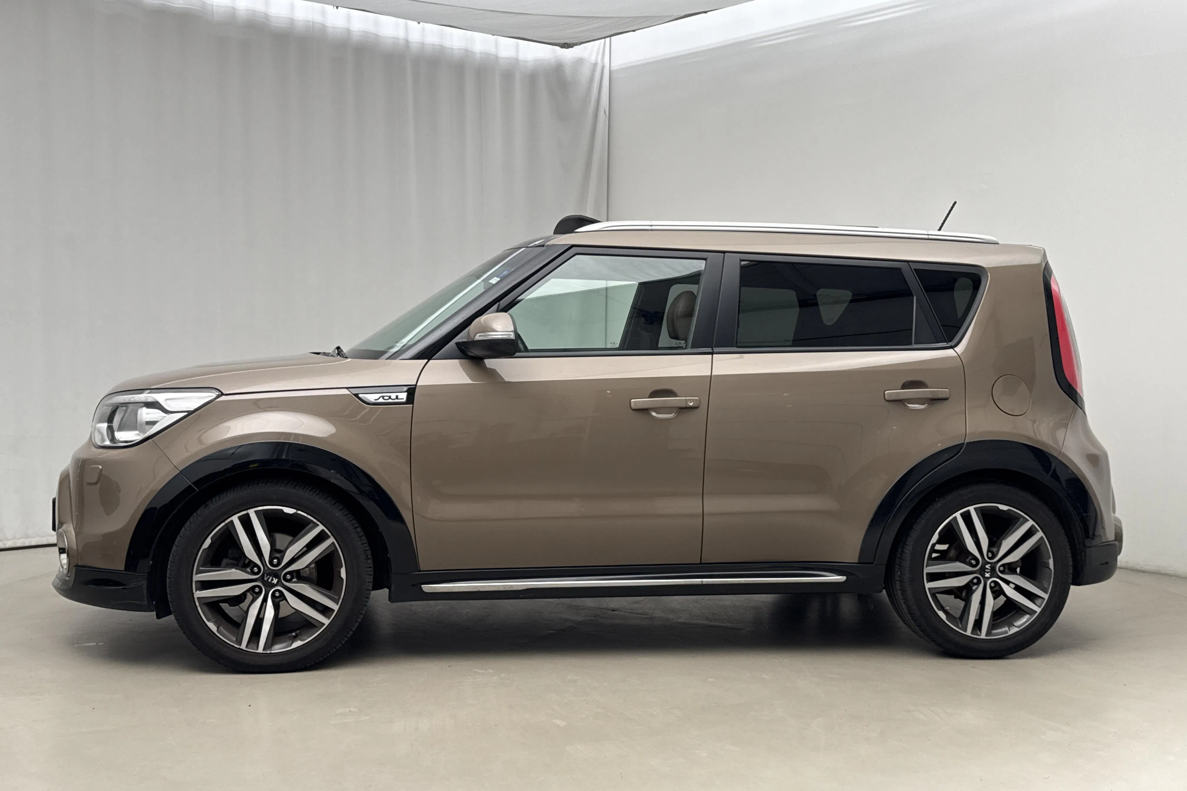 Presentationsfoto 2 av 18: KIA Soul 1.6 (132hk) - 8 938 mil - Manuell - brun - 2015