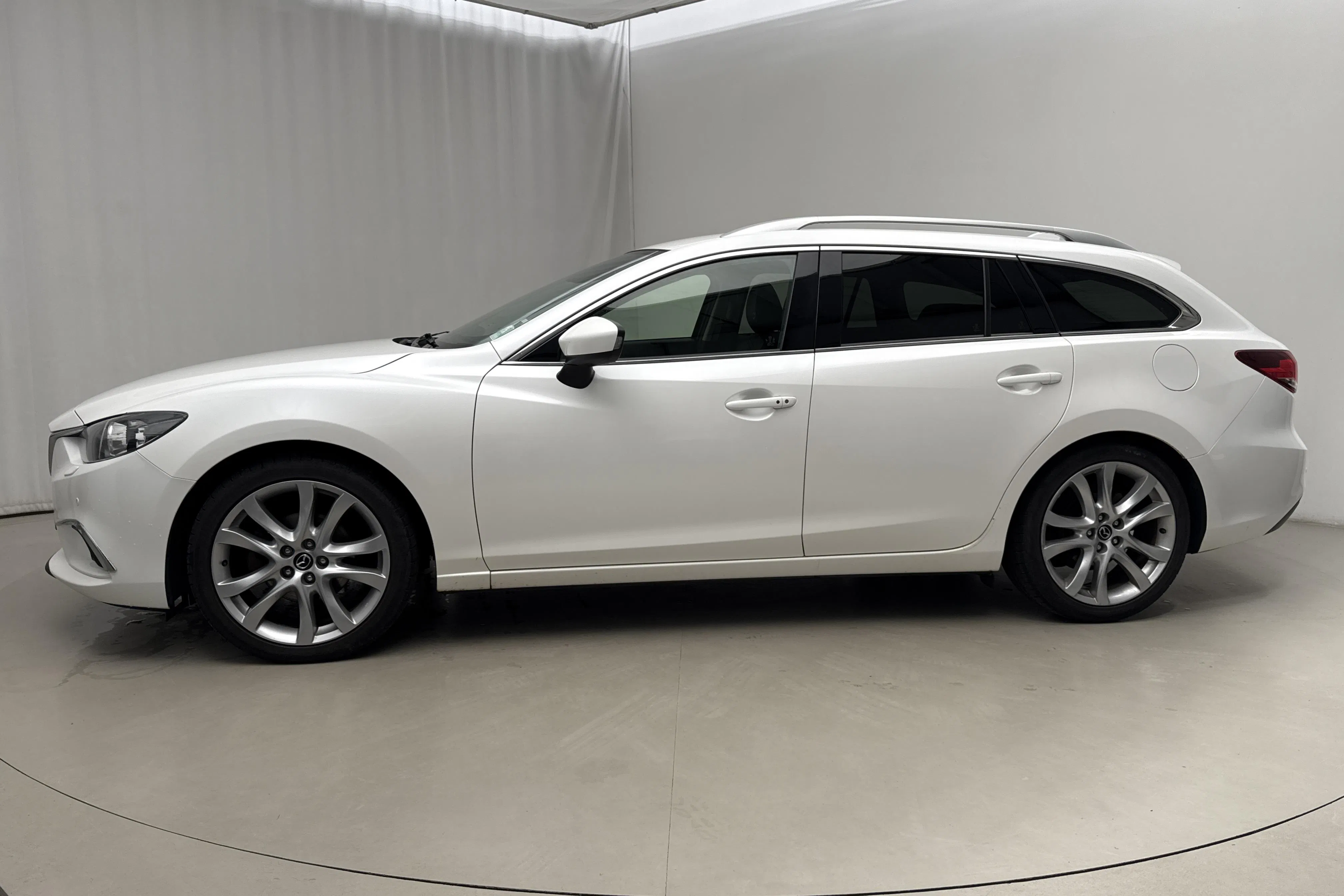 Presentationsfoto 2 av 19: Mazda 6 2.2 DE Kombi (175hk) - 24 429 mil - Manuell - vit - 2013