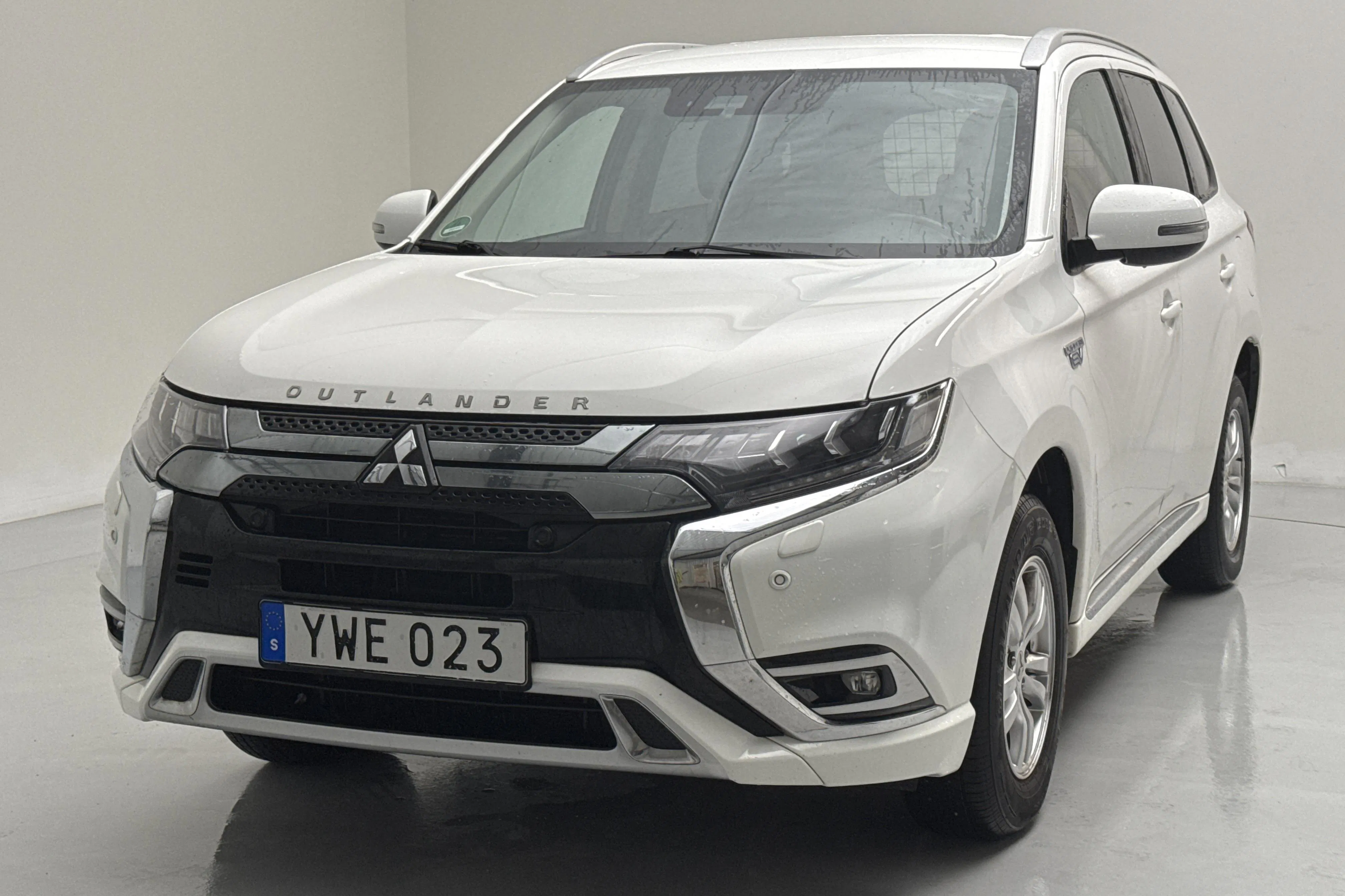 Presentation photo 1 of 16: Mitsubishi Outlander 2.4 Plug-in Hybrid 4WD (136hk) - 205 000 km - Automatic - white - 2019