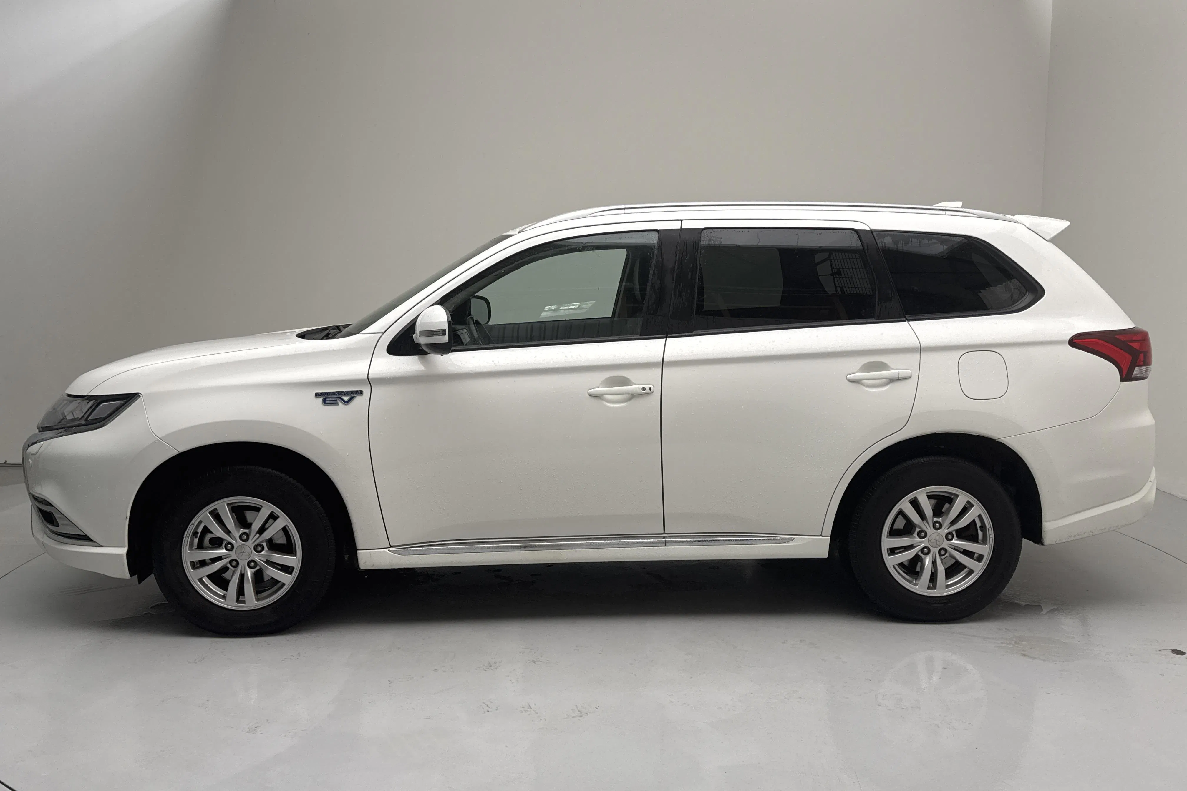 Presentation photo 2 of 16: Mitsubishi Outlander 2.4 Plug-in Hybrid 4WD (136hk) - 205 000 km - Automatic - white - 2019