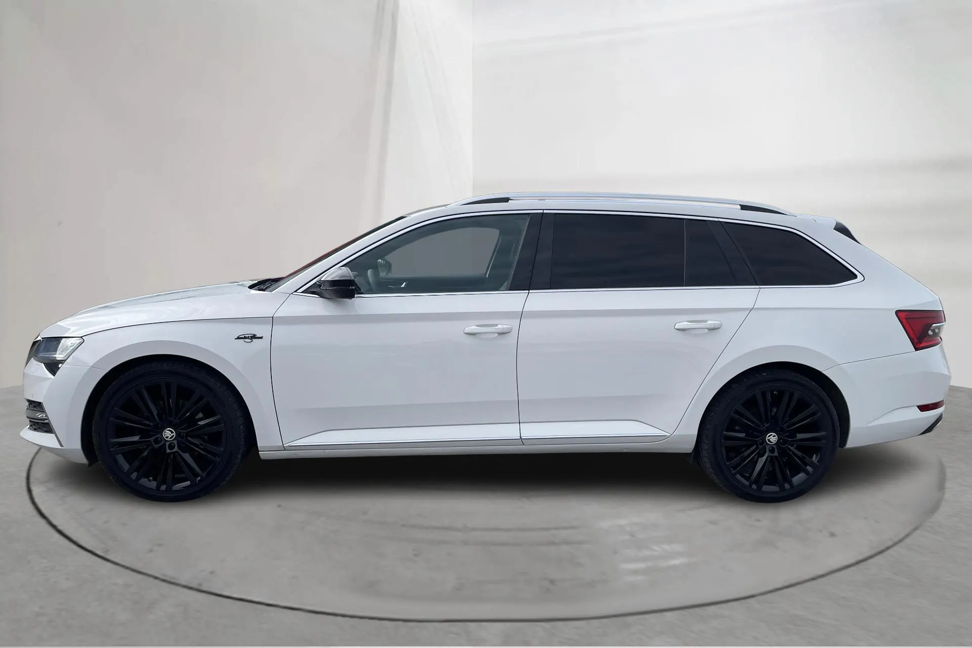 Presentation photo 2 of 22: Skoda Superb 1.4 TSI PHEV Kombi (218hk) - 191 730 km - Automatic - white - 2021