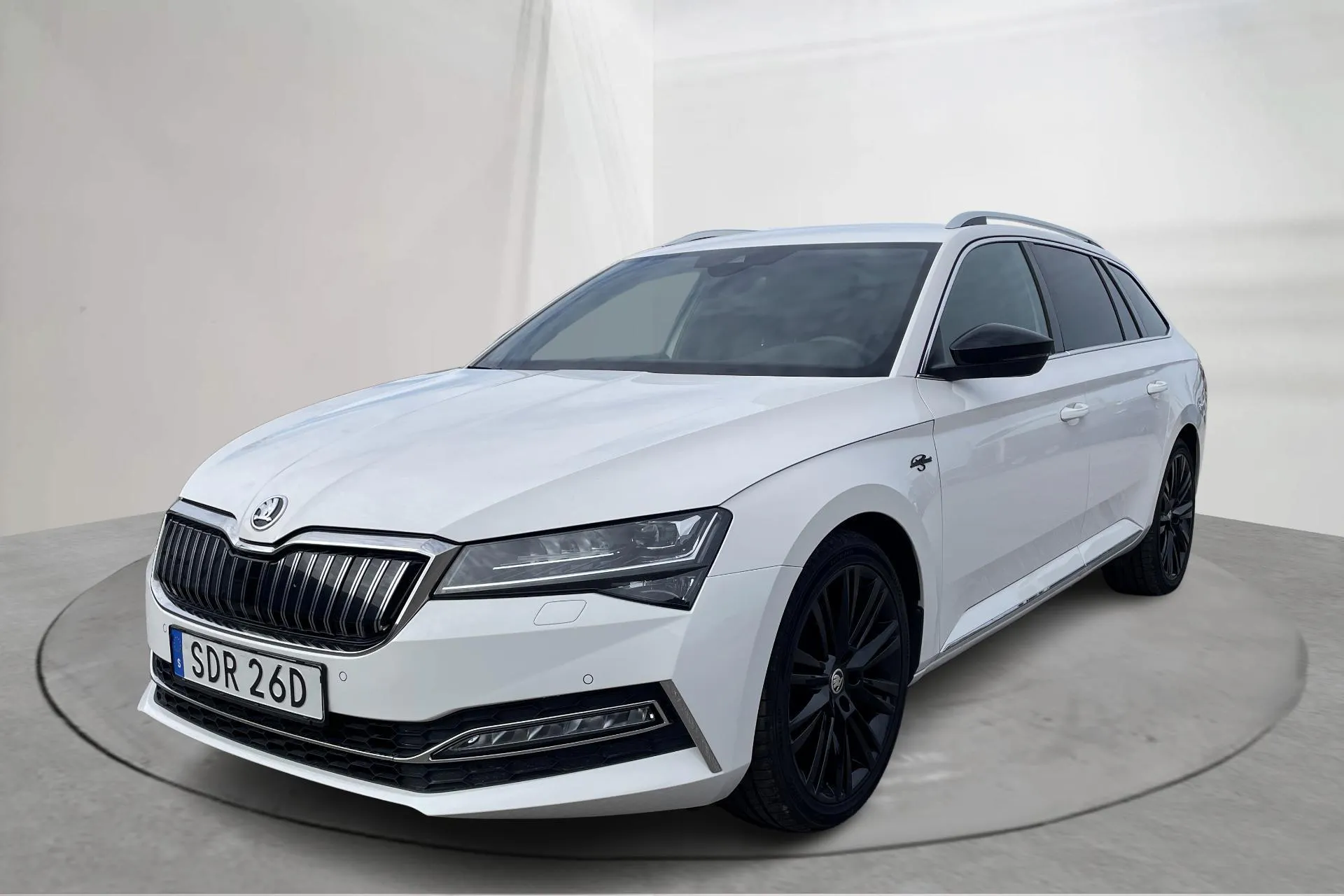 Presentation photo 1 of 22: Skoda Superb 1.4 TSI PHEV Kombi (218hk) - 191 730 km - Automatic - white - 2021