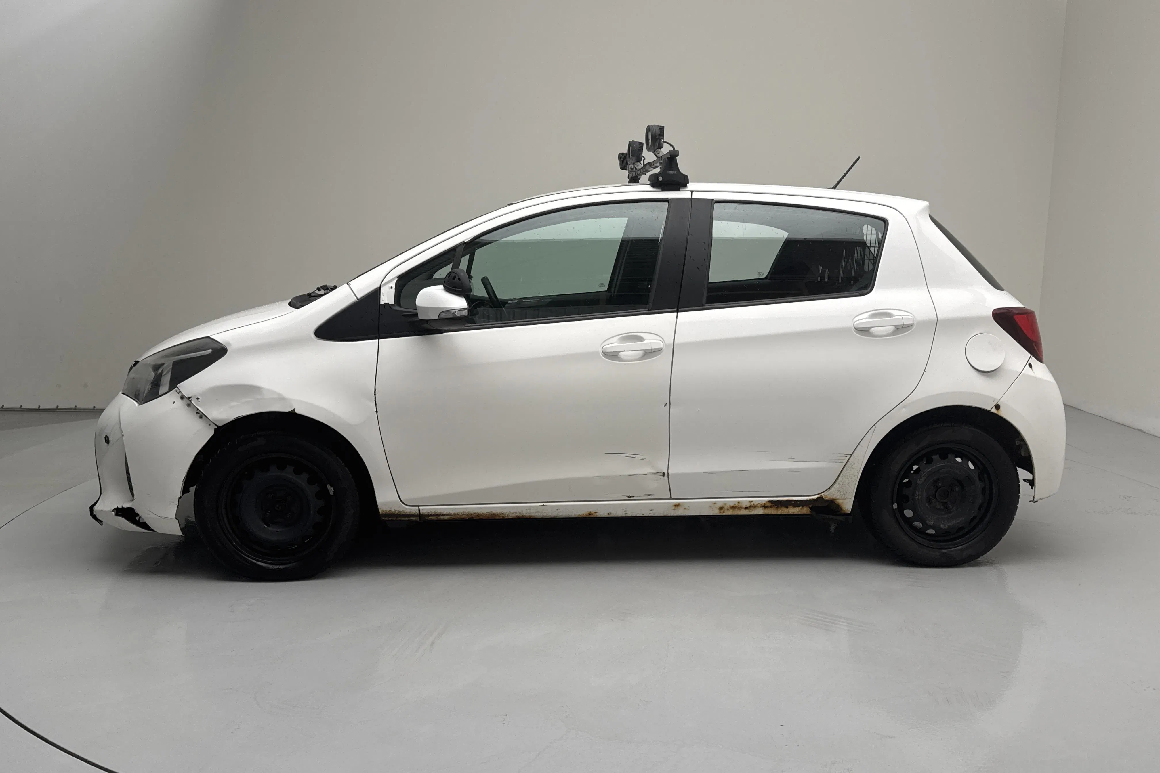 Presentation photo 2 of 12: Toyota Yaris 1.33 5dr (100hk) - 285 320 km - Automatic - white - 2016