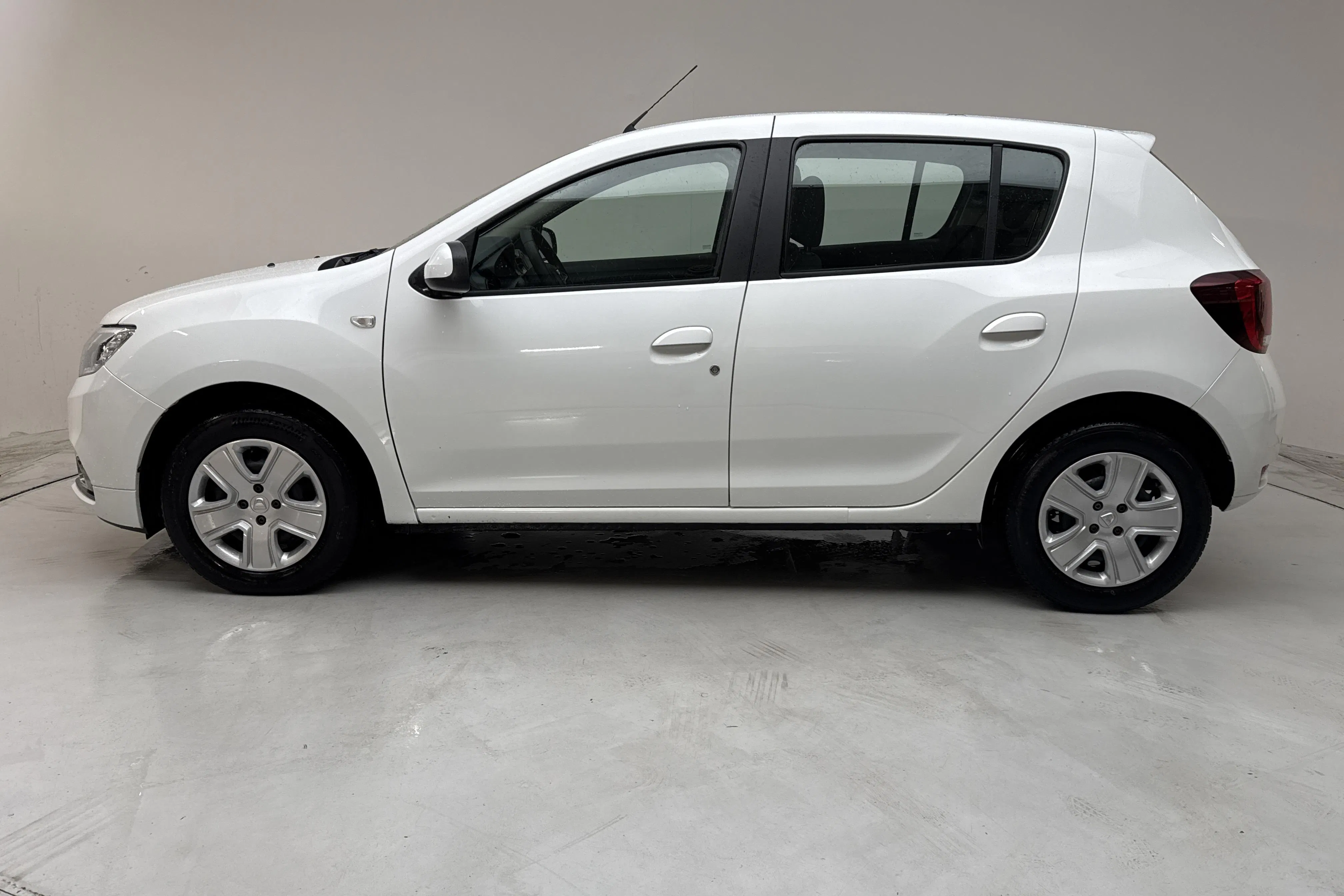Presentationsfoto 2 av 12: Dacia Sandero 1.0 TCe (100hk) - 4 990 mil - Manuell - vit - 2021