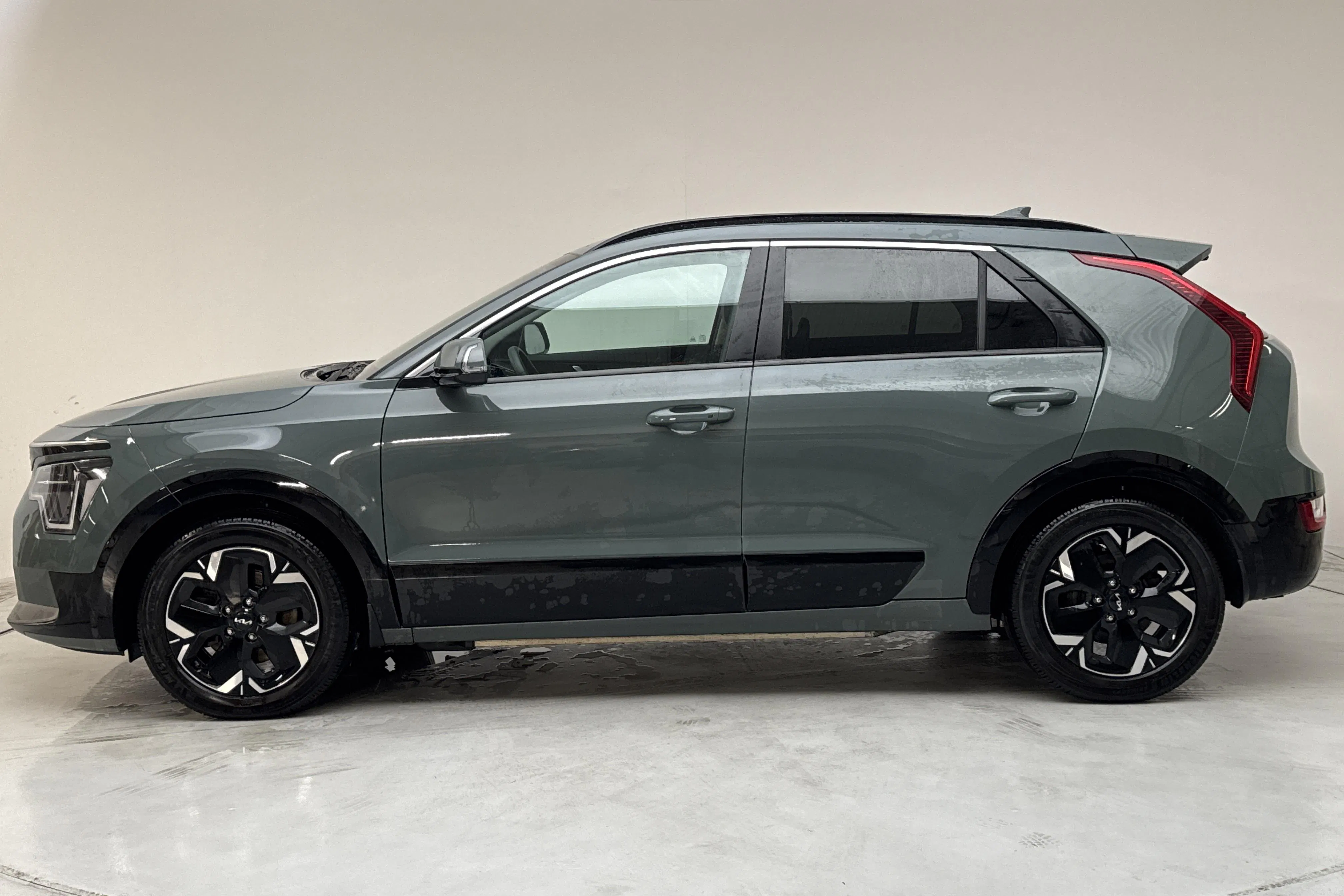 Presentationsfoto 2 av 17: KIA Niro EV 65kWh (204hk) - 10 546 mil - Automat - grön - 2023