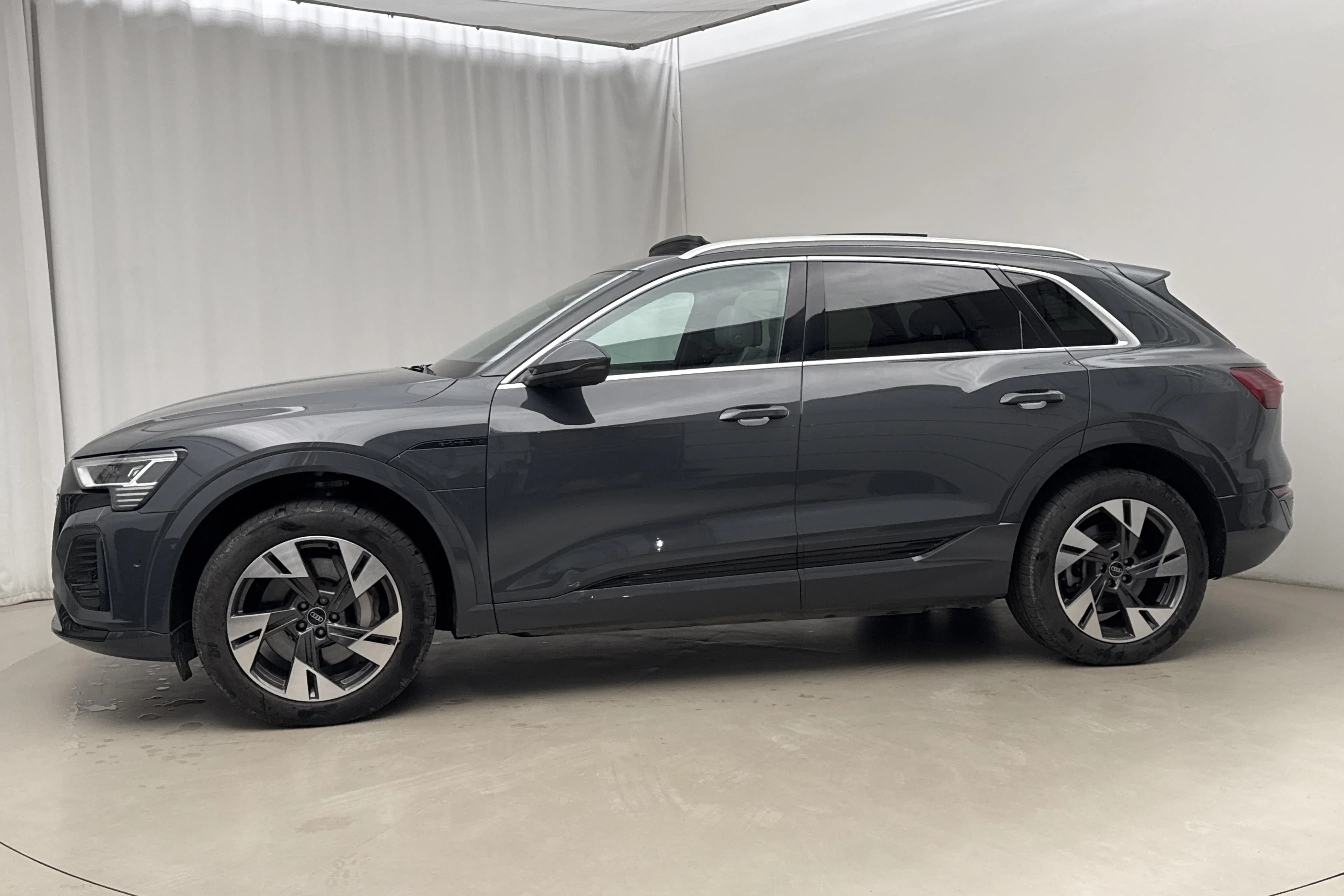 Presentationsfoto 2 av 26: Audi Q8 55 e-tron quattro (408hk) - 6 346 mil - Automat - grå - 2024