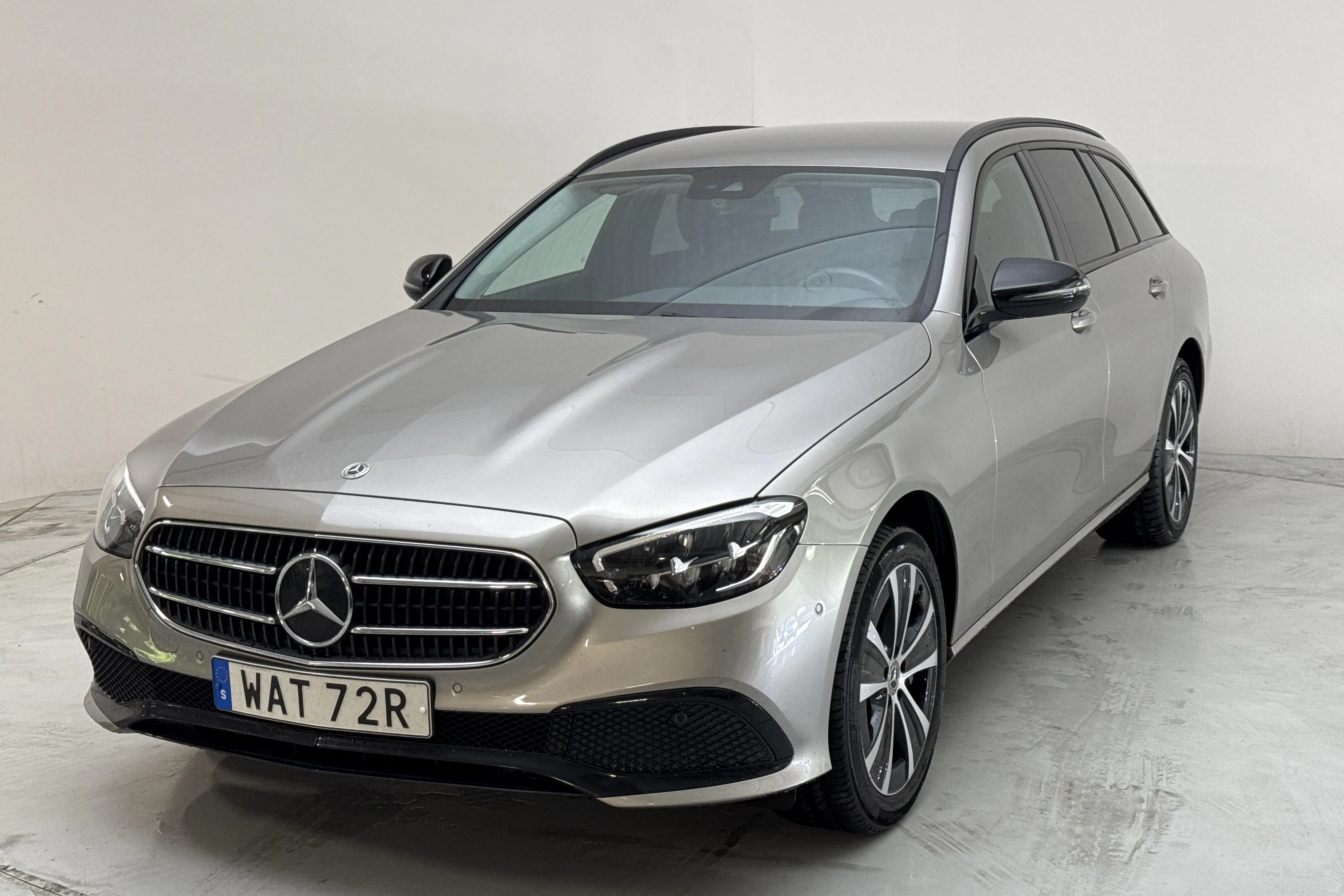 Presentationsfoto 1 av 16: Mercedes E 300 de Kombi 4MATIC S213 (306hk) - 8 406 mil - Automat - silver - 2023