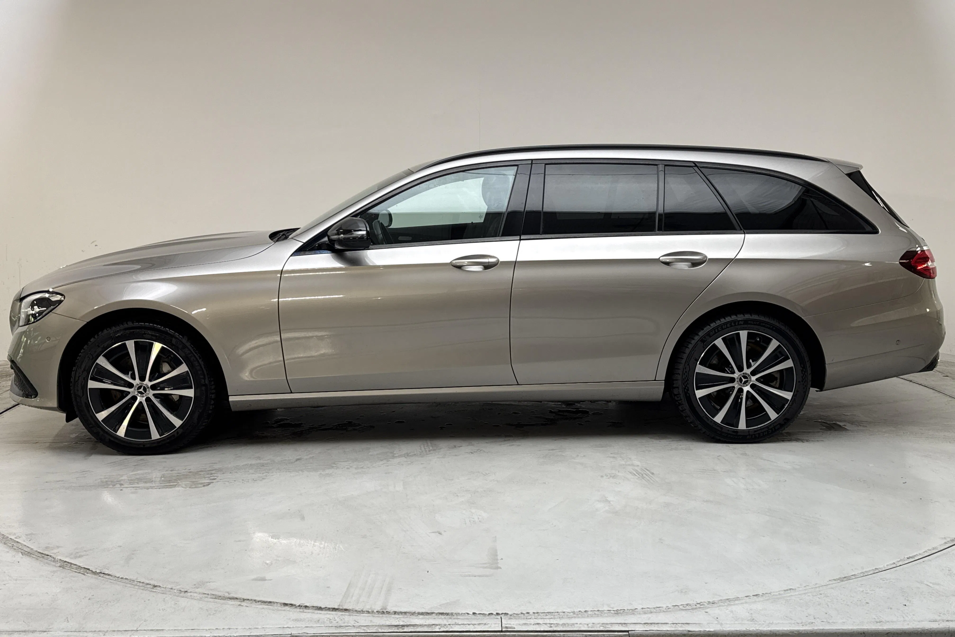Presentationsfoto 2 av 16: Mercedes E 300 de Kombi 4MATIC S213 (306hk) - 8 406 mil - Automat - silver - 2023