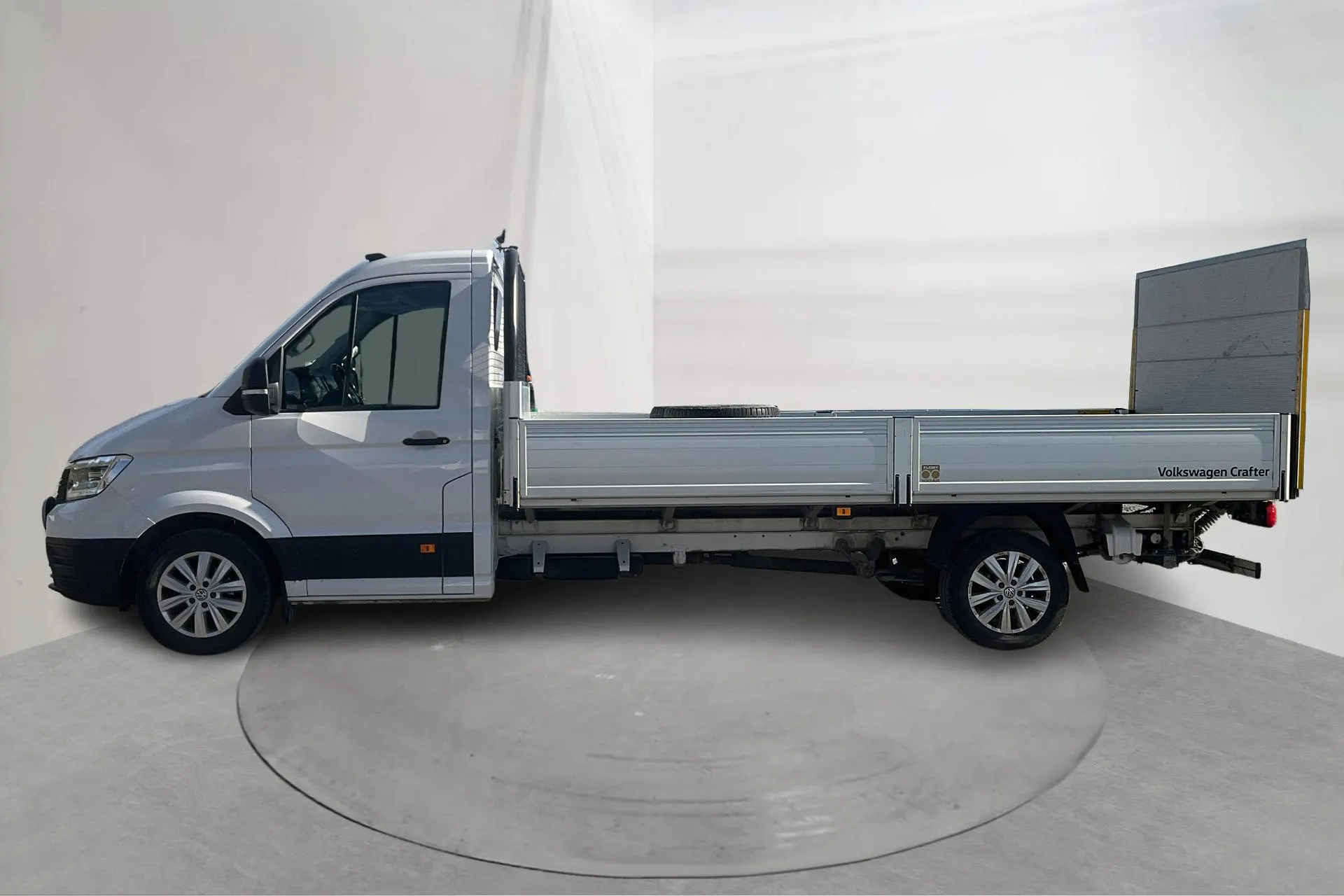 Presentationsfoto 2 av 15: VW Crafter 35 2.0 TDI Chassi 4Motion (177hk) - 5 416 mil - Automat - vit - 2019