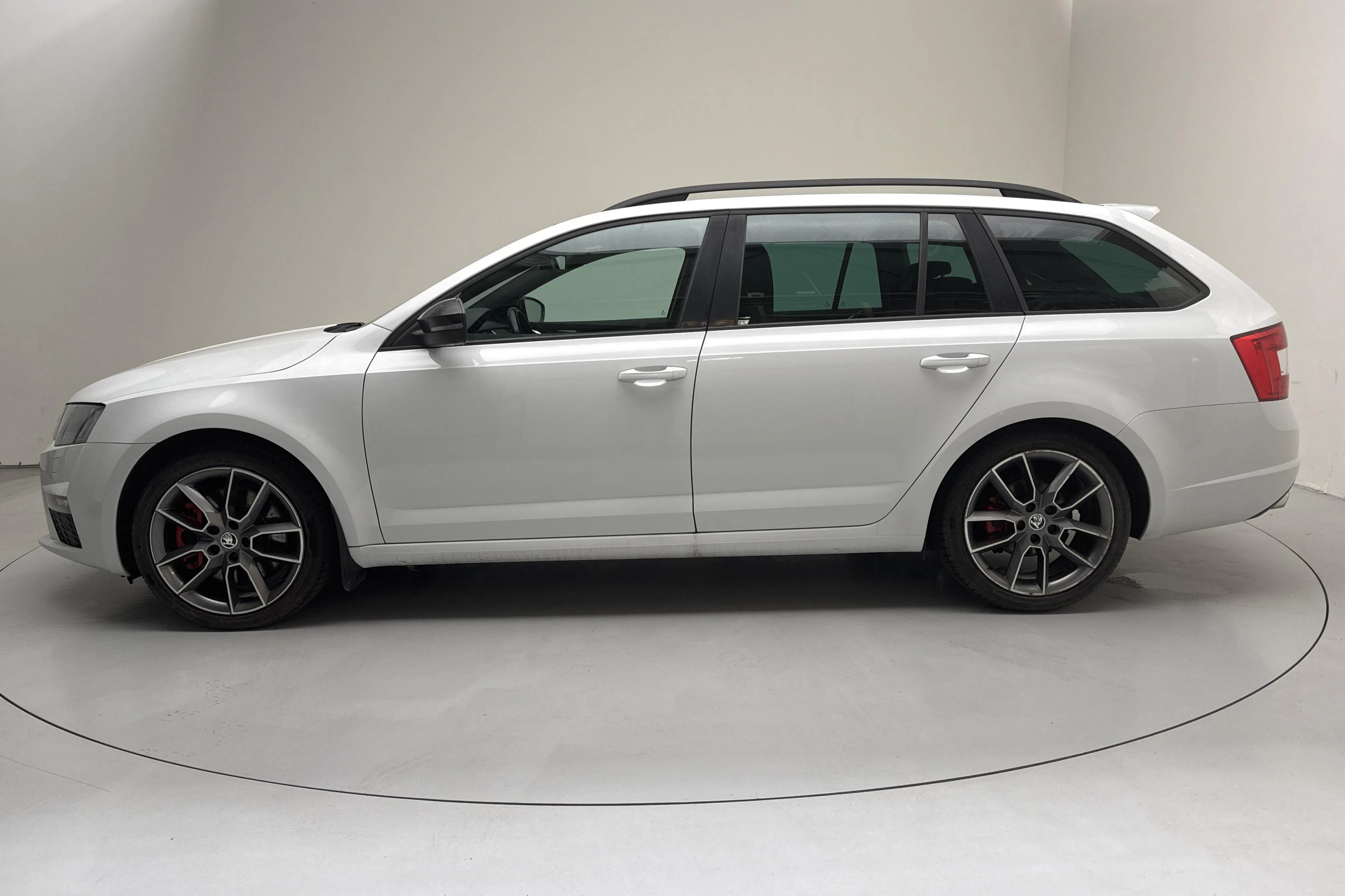 Presentationsfoto 2 av 13: Skoda Octavia III 2.0 TDI RS Combi (184hk) - 23 868 mil - Automat - vit - 2015