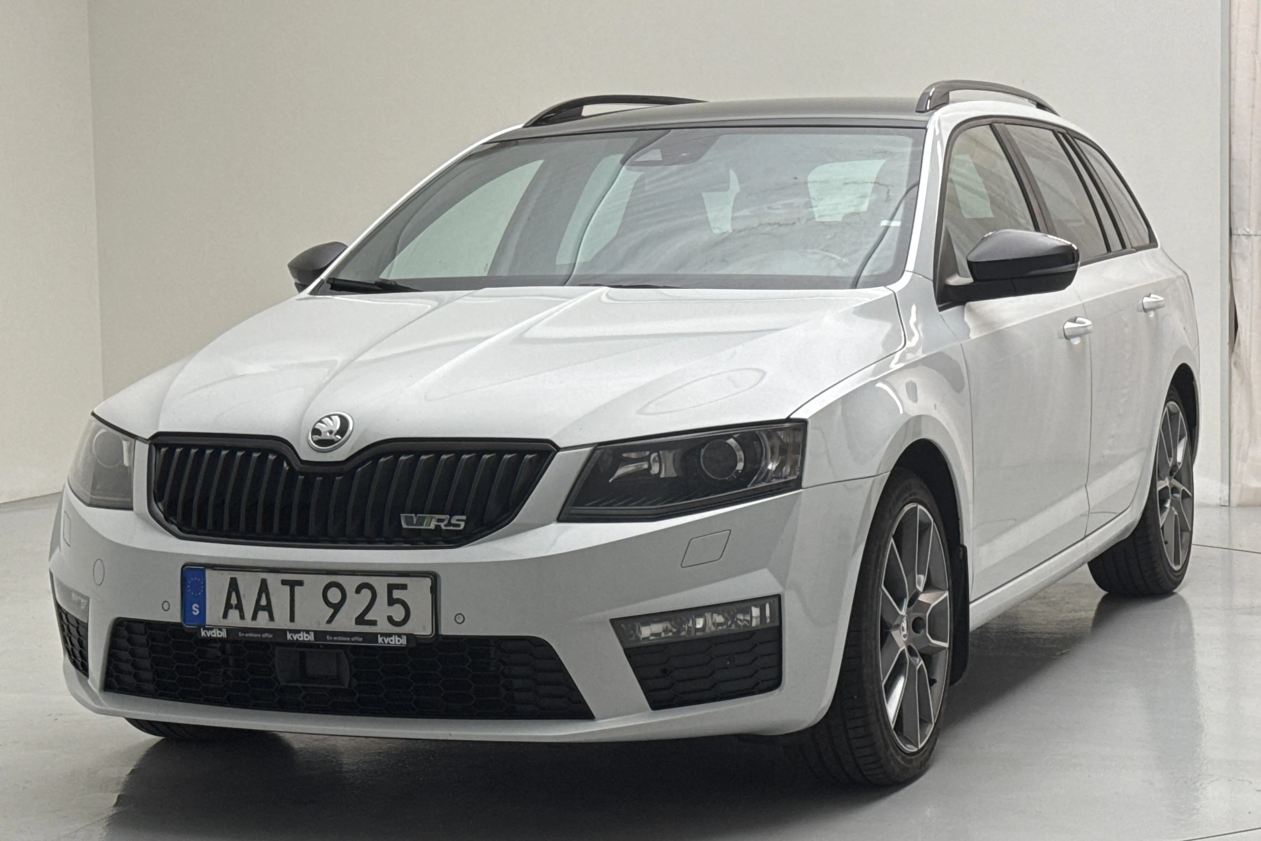 Presentationsfoto 1 av 13: Skoda Octavia III 2.0 TDI RS Combi (184hk) - 23 868 mil - Automat - vit - 2015