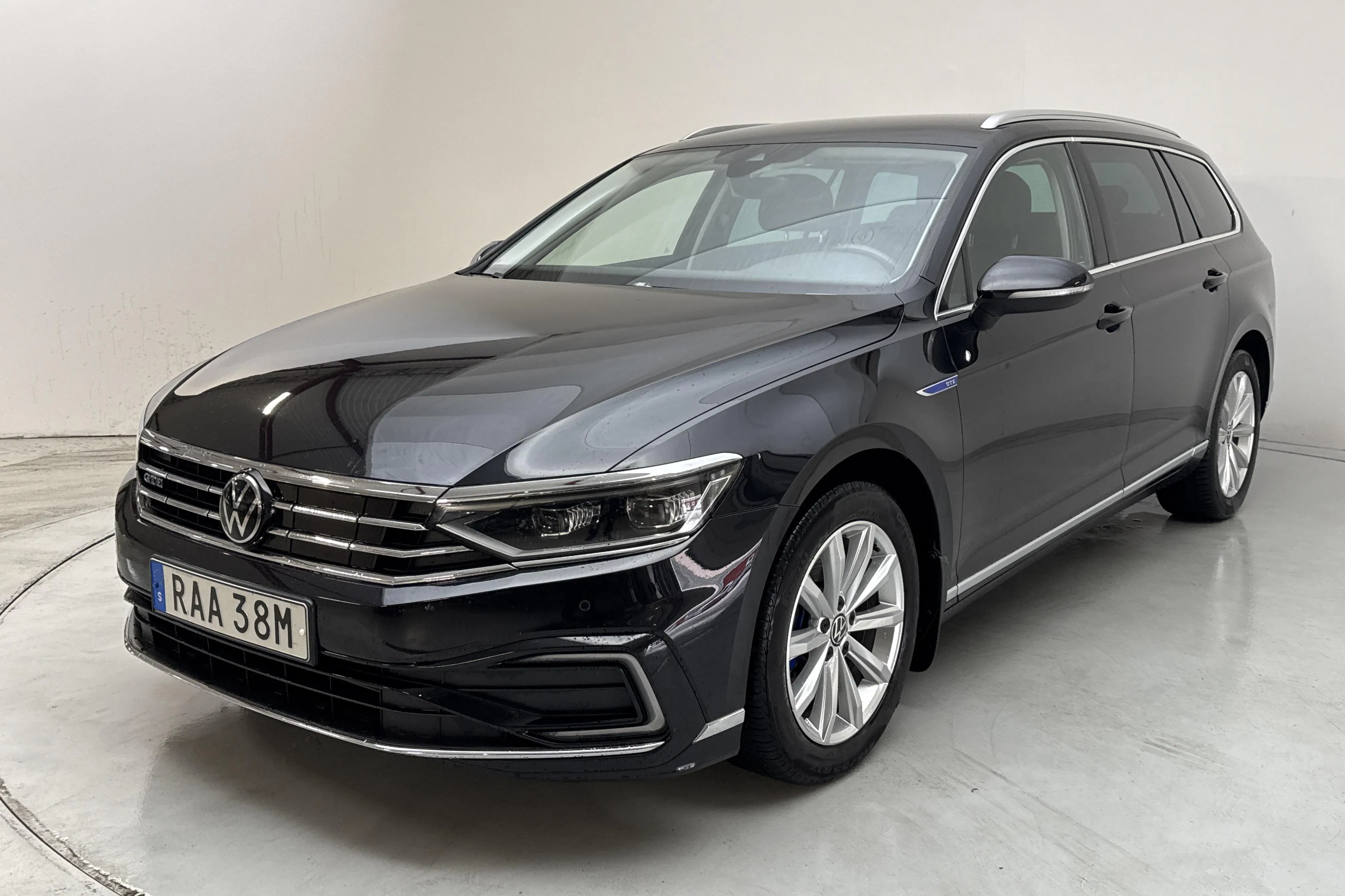 Presentation photo 1 of 17: VW Passat 1.4 GTE Sportscombi (218hk) - 97 740 km - Automatic - black - 2023